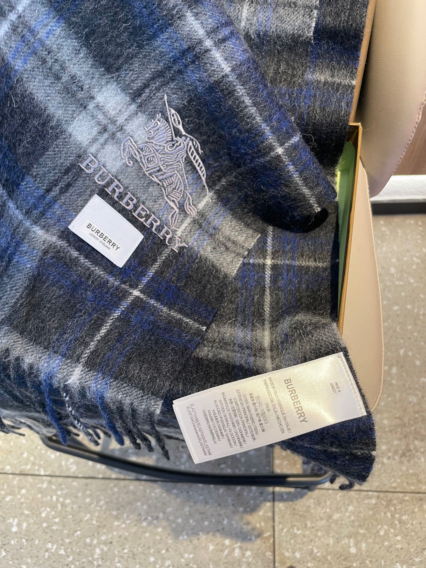 新款巴宝莉男士格子高级货❗️ 顶级出口尾单战马刺绣👍货不多，下手一定要快，真心美的让人非常非常心动 上身