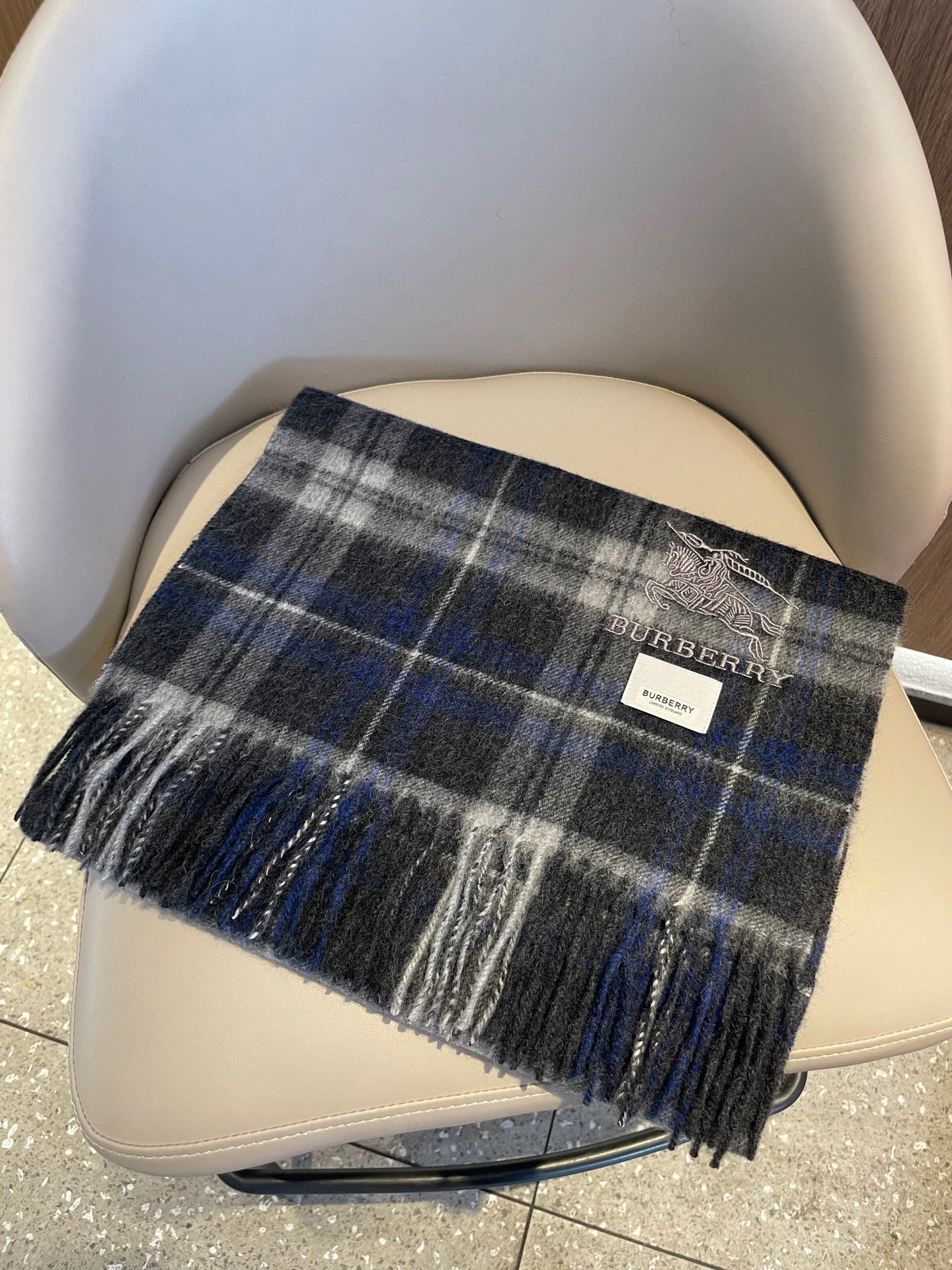 新款巴宝莉男士格子高级货❗️ 顶级出口尾单战马刺绣👍货不多，下手一定要快，真心美的让人非常非常心动 上身