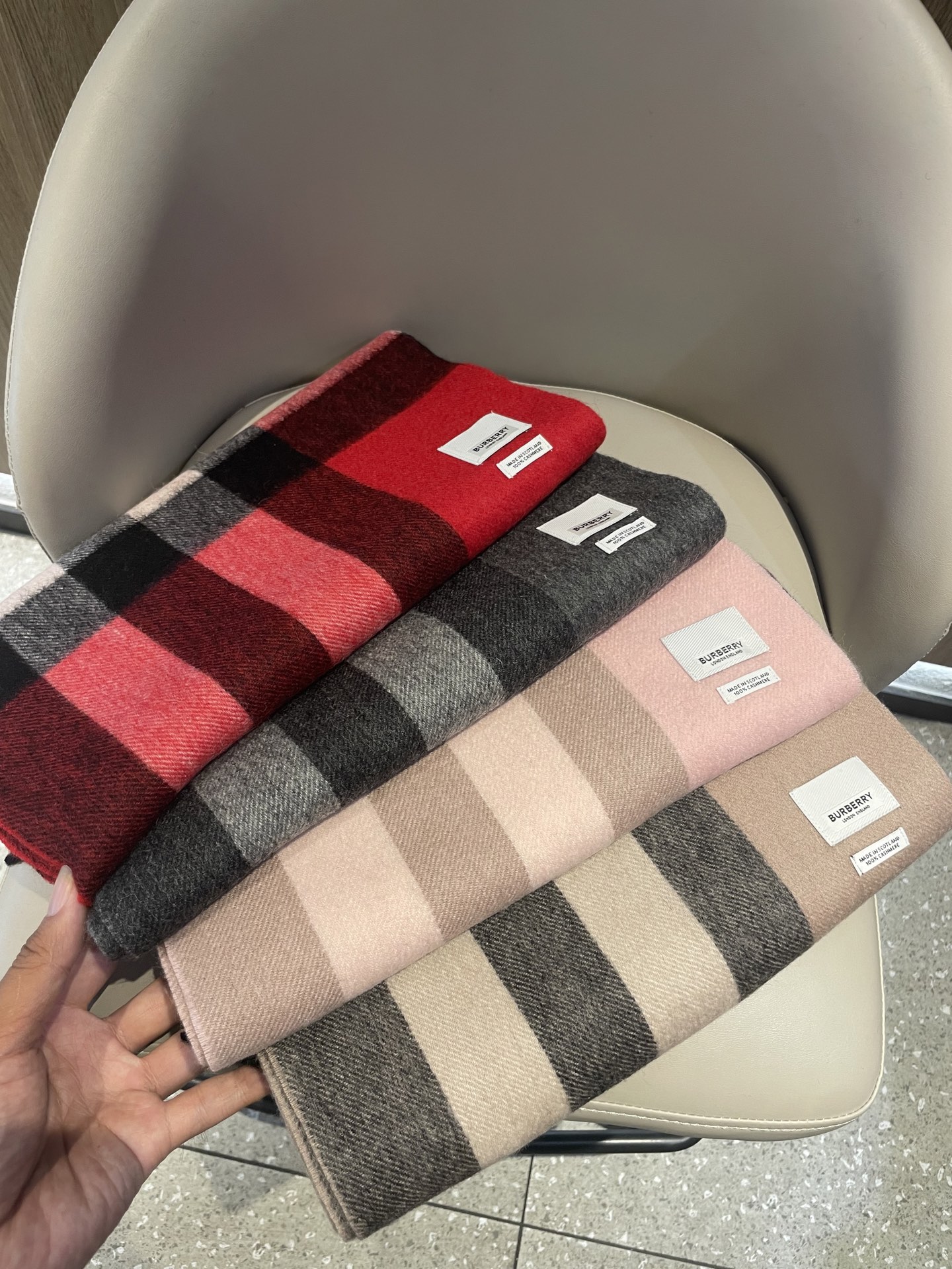 NO:554226,Burberry's classic official website synchronizes large plaid high-quality imported cashmere scarves, which are now on the shelves. The latest men's and women's couples in overseas counters. Cashmere scarves are not on the shelves in domestic counters. They are great from style to fabric. Classic logo pattern. Rare and rare cashmere men's and women's scarves. Specification: 30*180cm high version scarf, high version scarf, burberry19860909巴宝莉经典官网同步大格子高品质进口羊绒围巾 惊爆上架 海外专柜最新男士女士情侣 羊绒围巾国内专柜都没上架 从款式到面料都很赞 经典的logo图案 难得少见的羊绒男女士围巾.规格30*180cm高版本围巾,高版本围巾,burberry,scarf