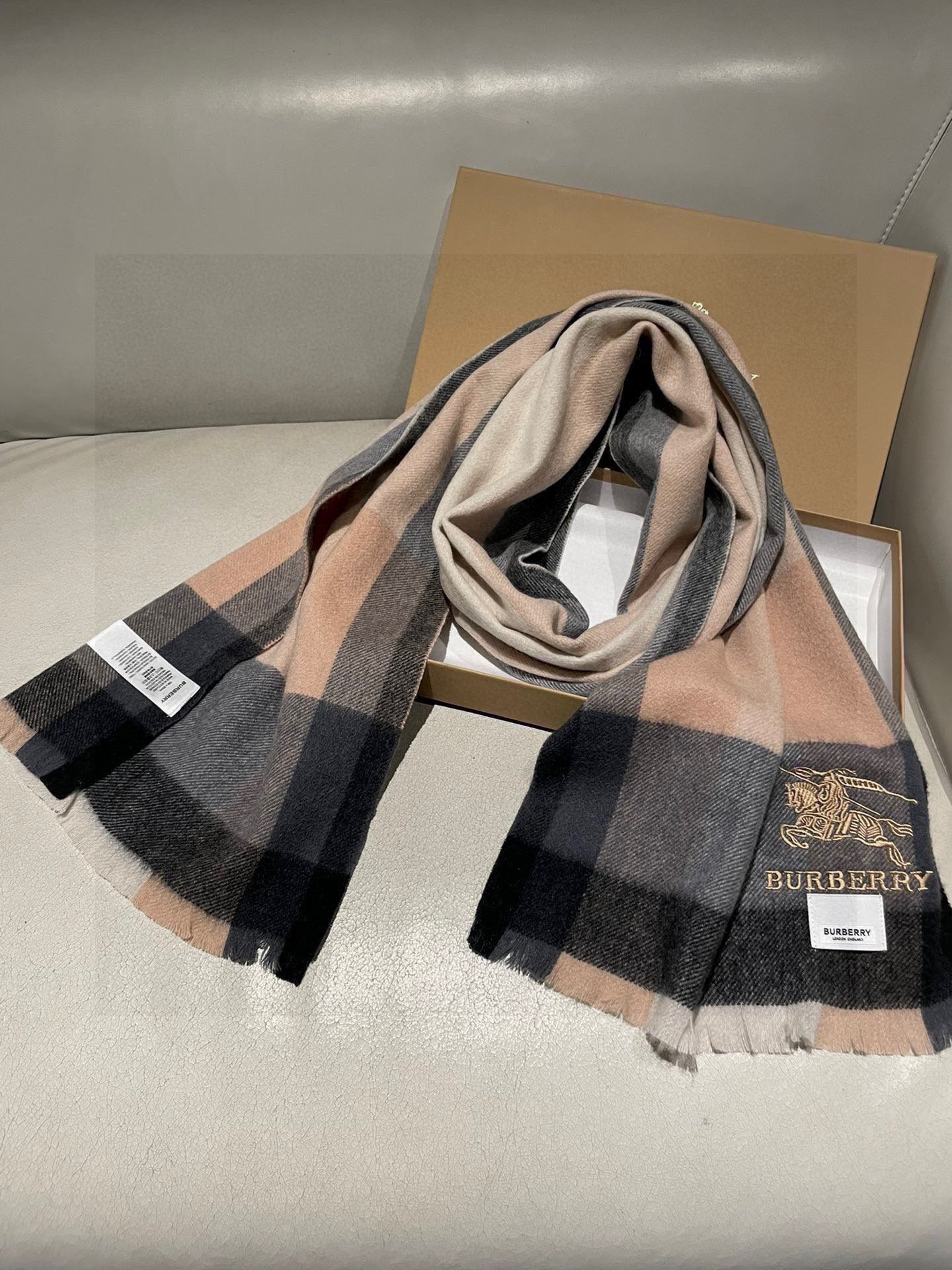 新款牛货🐮巴宝莉新品男士、女士同款小披肩✨羊绒经典格纹👐围巾♨️高尖端产物⚠️，经典logo刺绣，时尚大