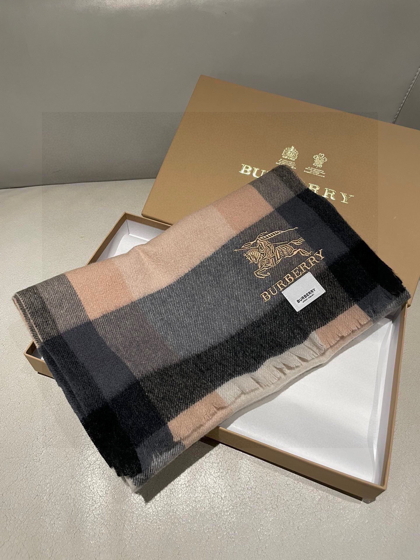 新款牛货🐮巴宝莉新品男士、女士同款小披肩✨羊绒经典格纹👐围巾♨️高尖端产物⚠️，经典logo刺绣，时尚大