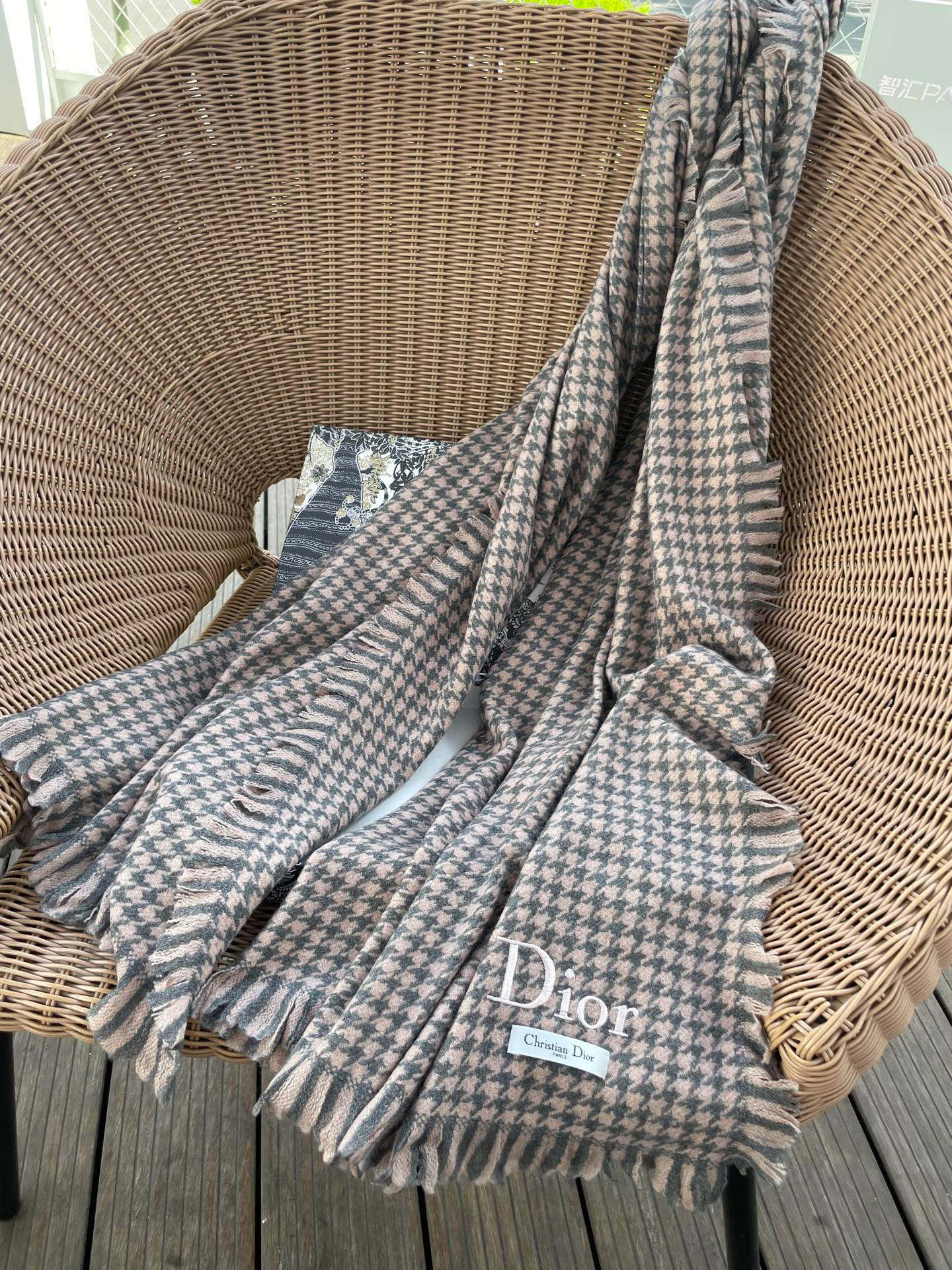 迪奥Dior尾单新款千鸟格拼色羊毛围巾，直接出欧洲的，正儿八经的正品订单…和大货一起出来，不用多流弊的文
