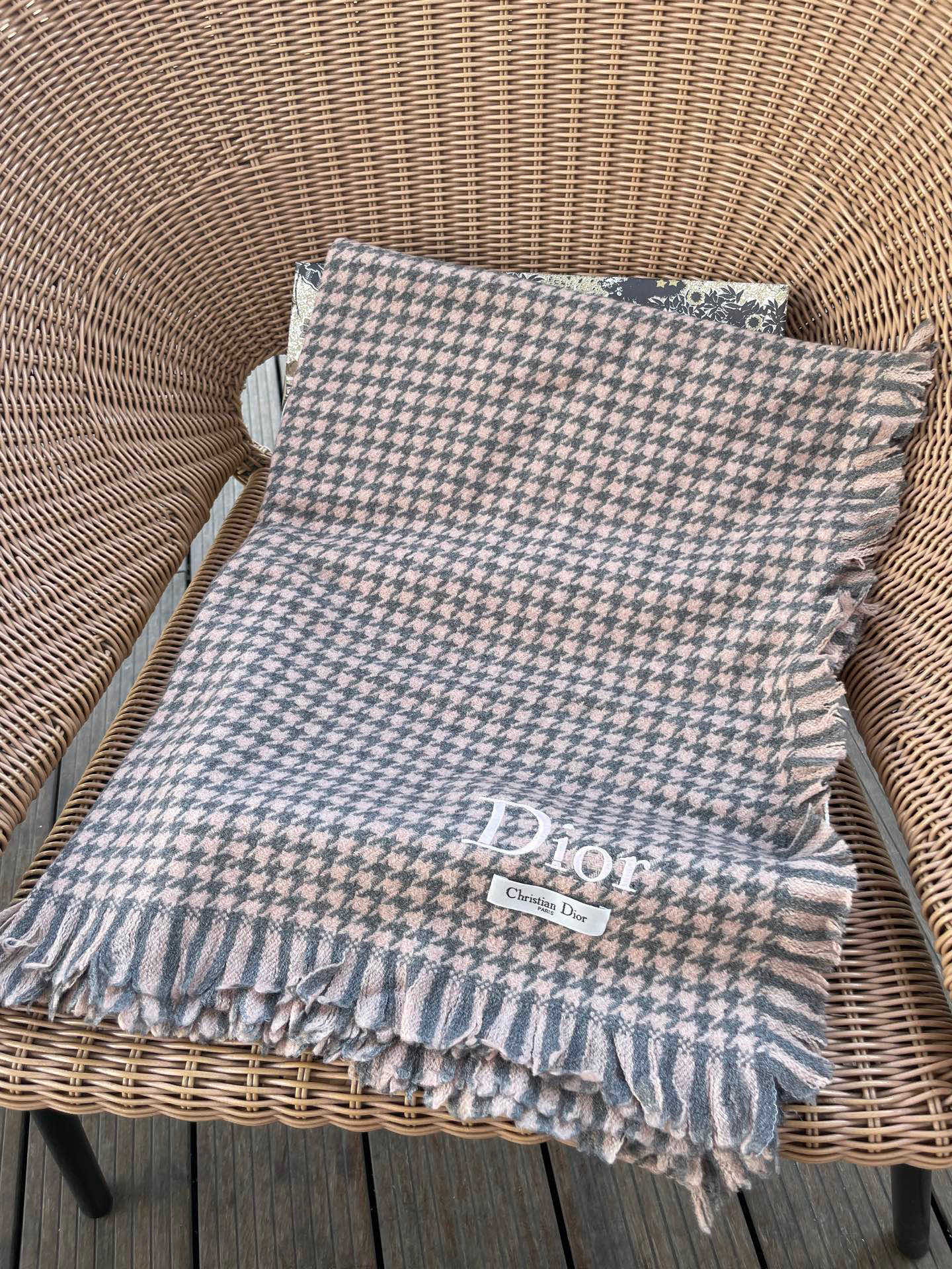 迪奥Dior尾单新款千鸟格拼色羊毛围巾，直接出欧洲的，正儿八经的正品订单…和大货一起出来，不用多流弊的文