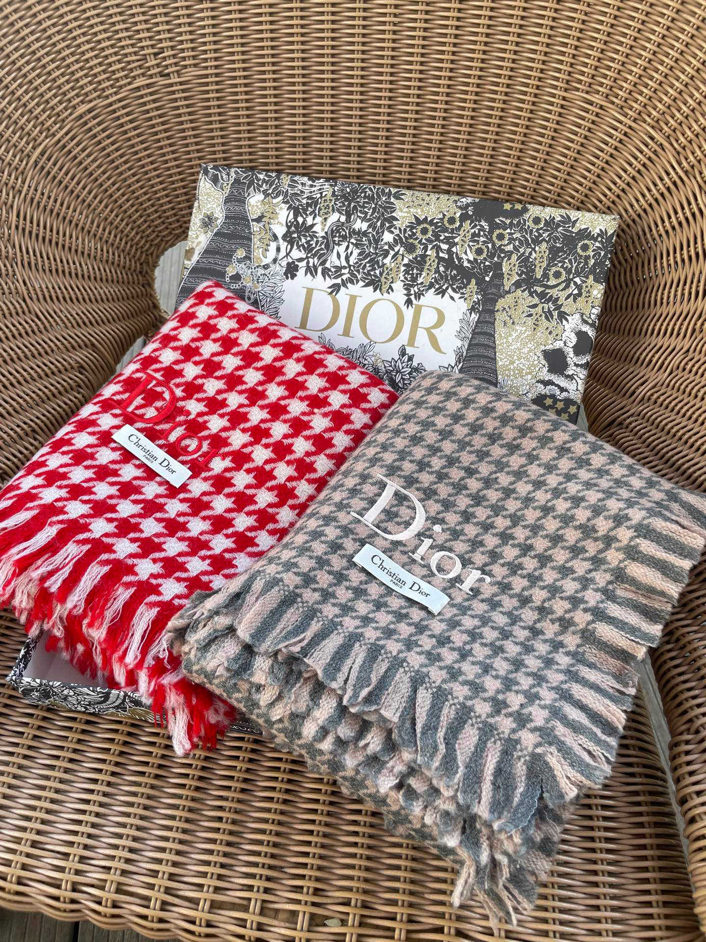 迪奥Dior尾单新款千鸟格拼色羊毛围巾，直接出欧洲的，正儿八经的正品订单…和大货一起出来，不用多流弊的文