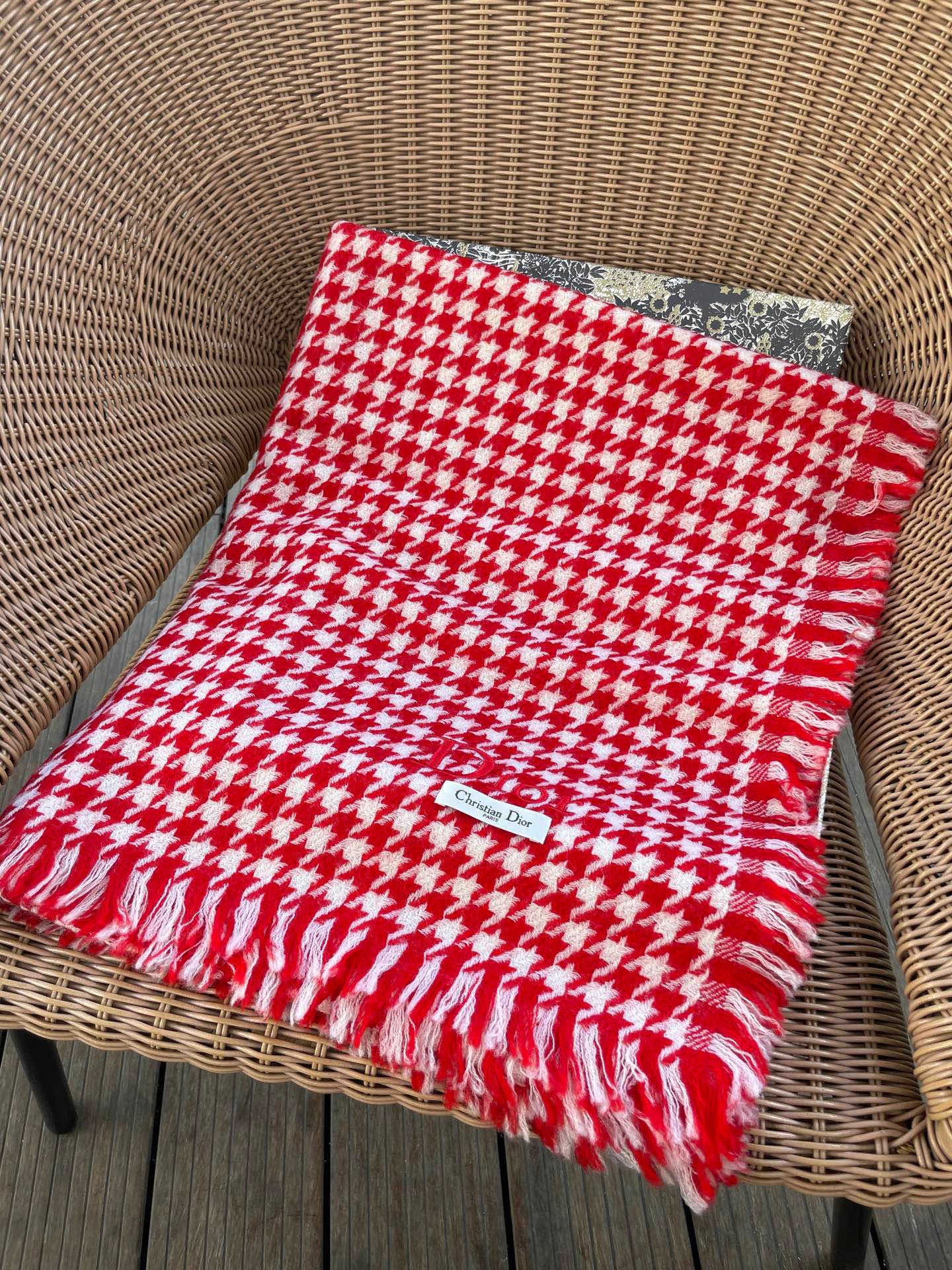 迪奥Dior尾单新款千鸟格拼色羊毛围巾，直接出欧洲的，正儿八经的正品订单…和大货一起出来，不用多流弊的文