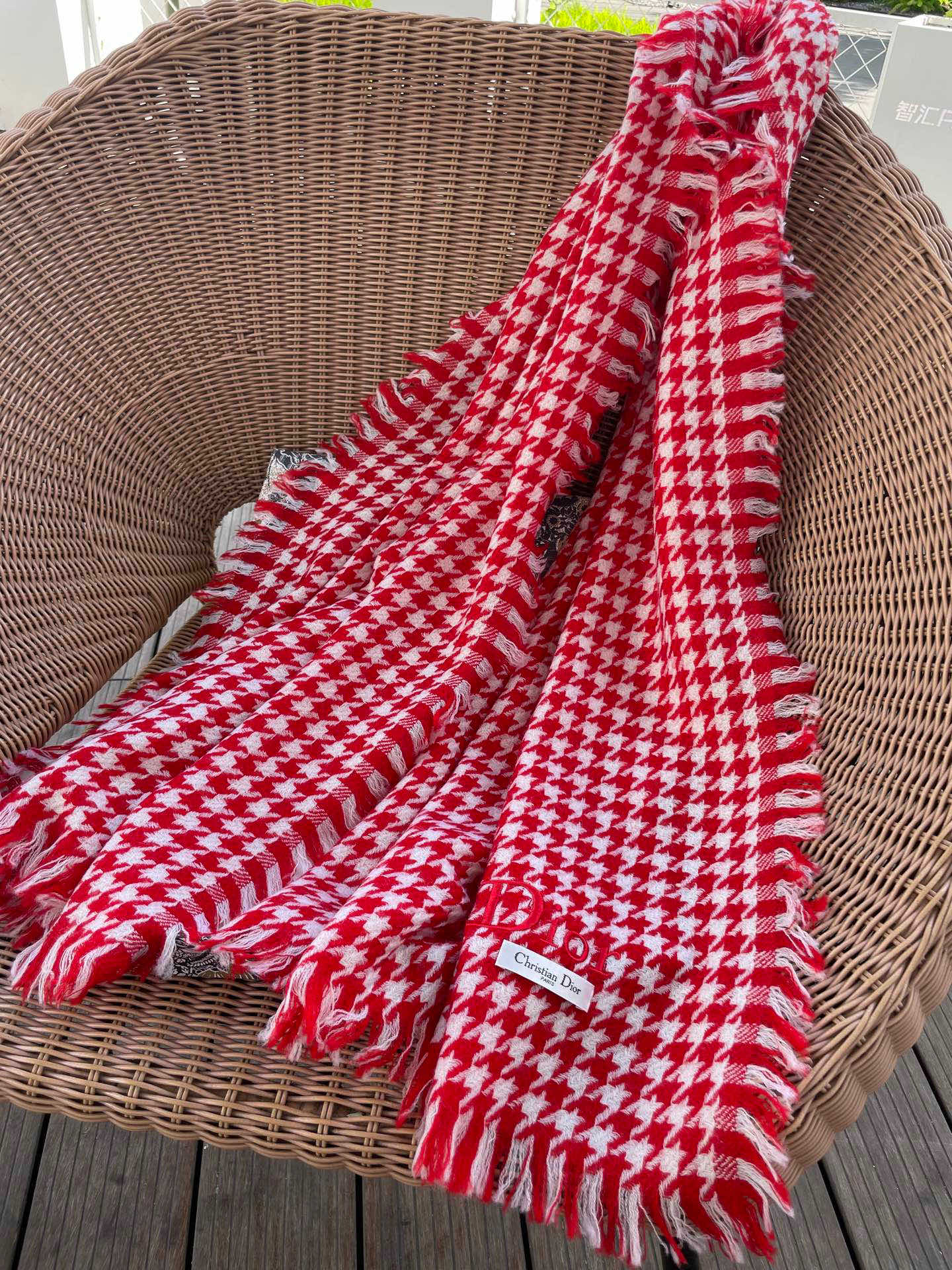 迪奥Dior尾单新款千鸟格拼色羊毛围巾，直接出欧洲的，正儿八经的正品订单…和大货一起出来，不用多流弊的文