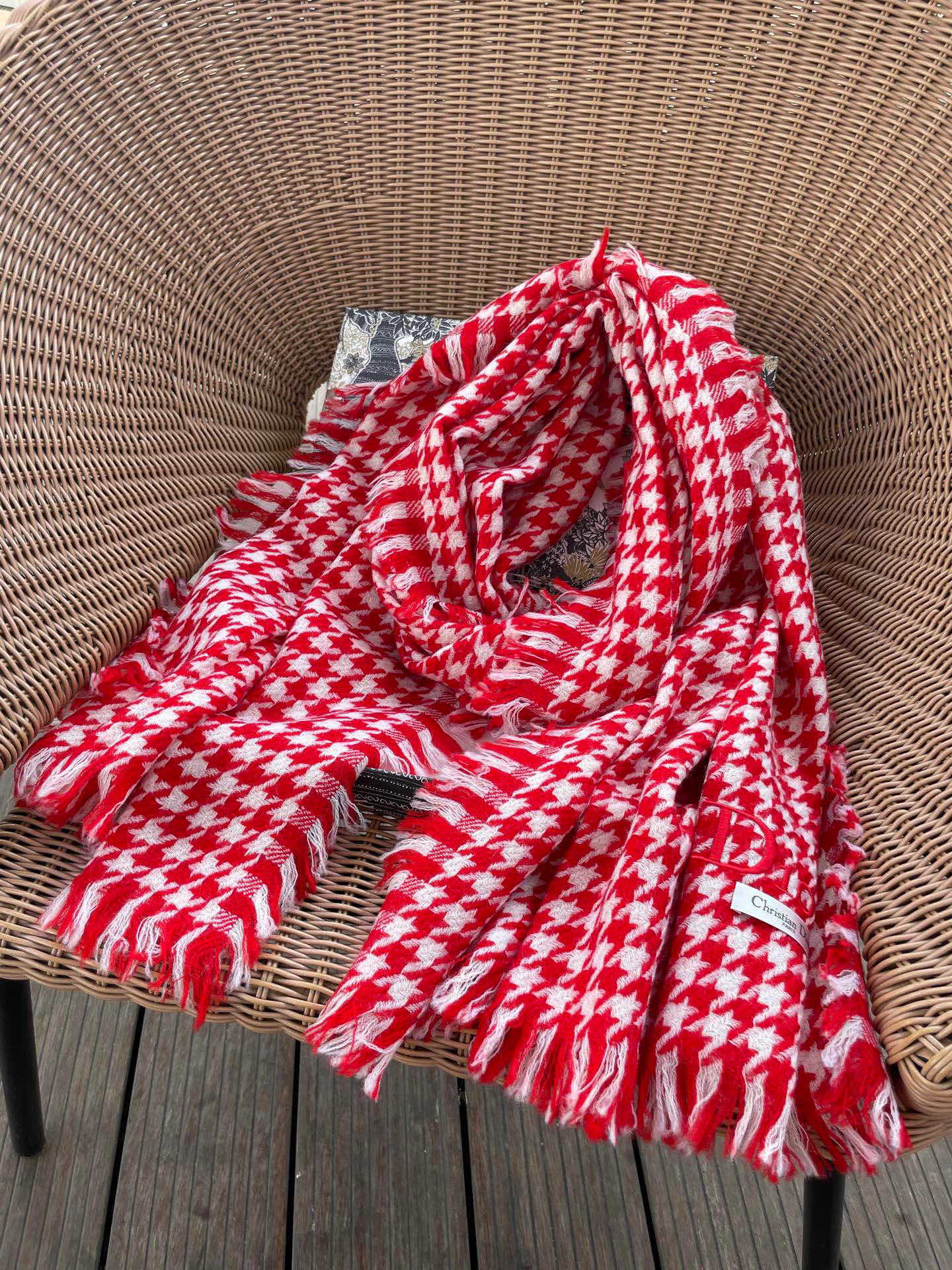 迪奥Dior尾单新款千鸟格拼色羊毛围巾，直接出欧洲的，正儿八经的正品订单…和大货一起出来，不用多流弊的文