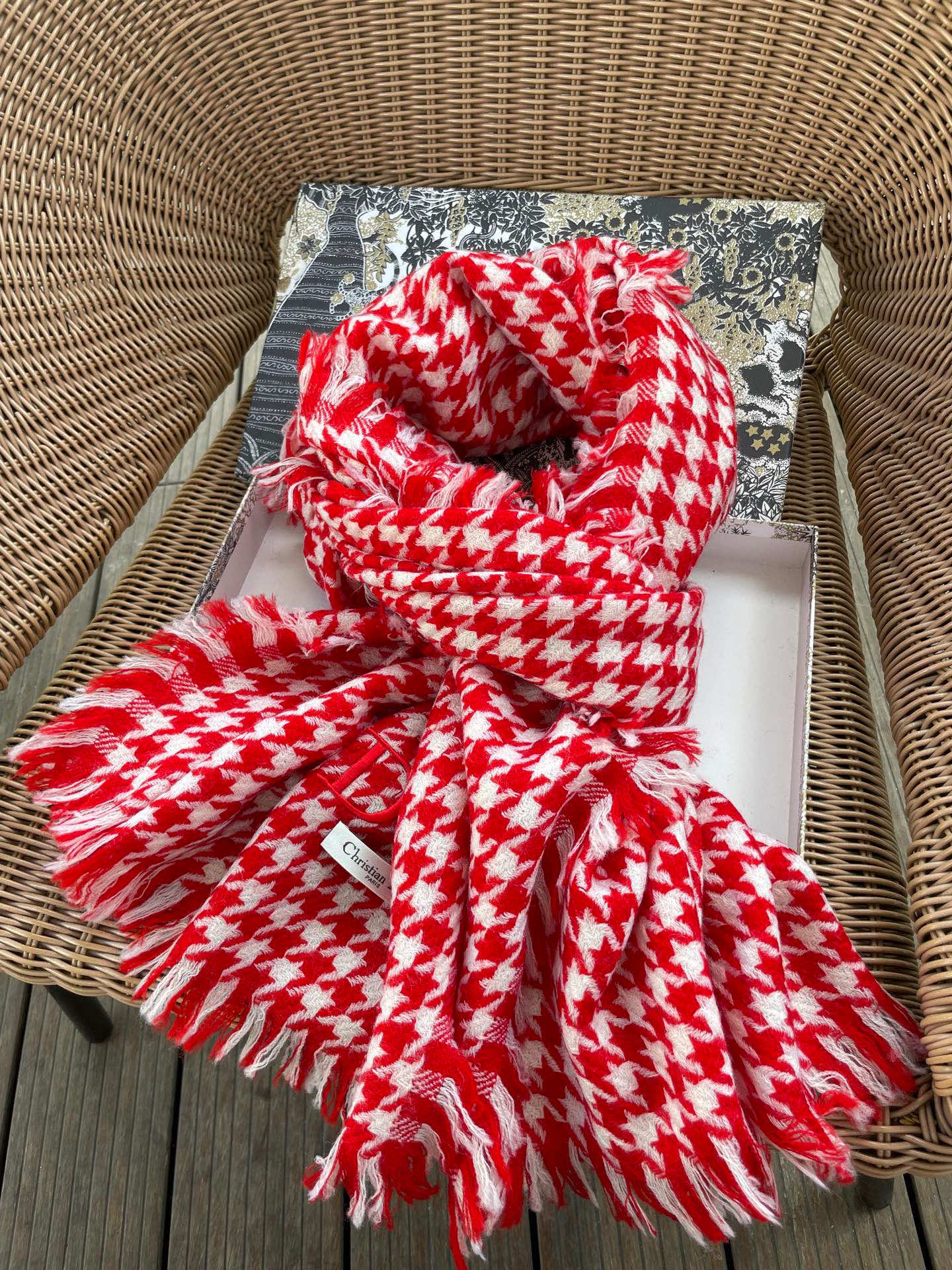 迪奥Dior尾单新款千鸟格拼色羊毛围巾，直接出欧洲的，正儿八经的正品订单…和大货一起出来，不用多流弊的文