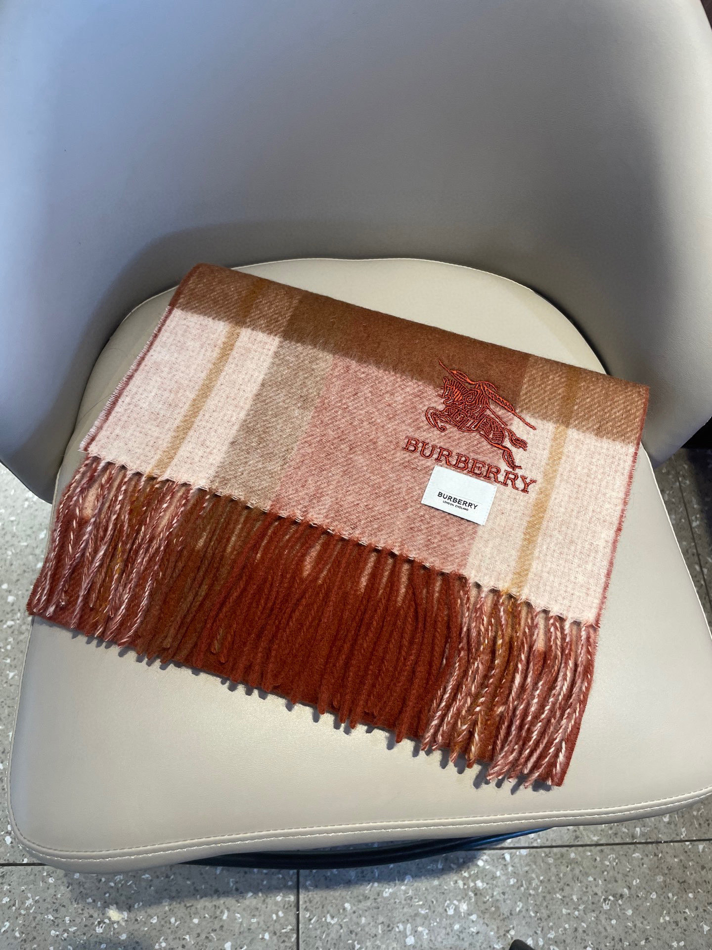 新款巴宝莉双面羊绒❗男女同款围巾且买且珍惜羊绒款😍~都是出口订单所以比较难遇❤东西讲究少而精😍好看的一定