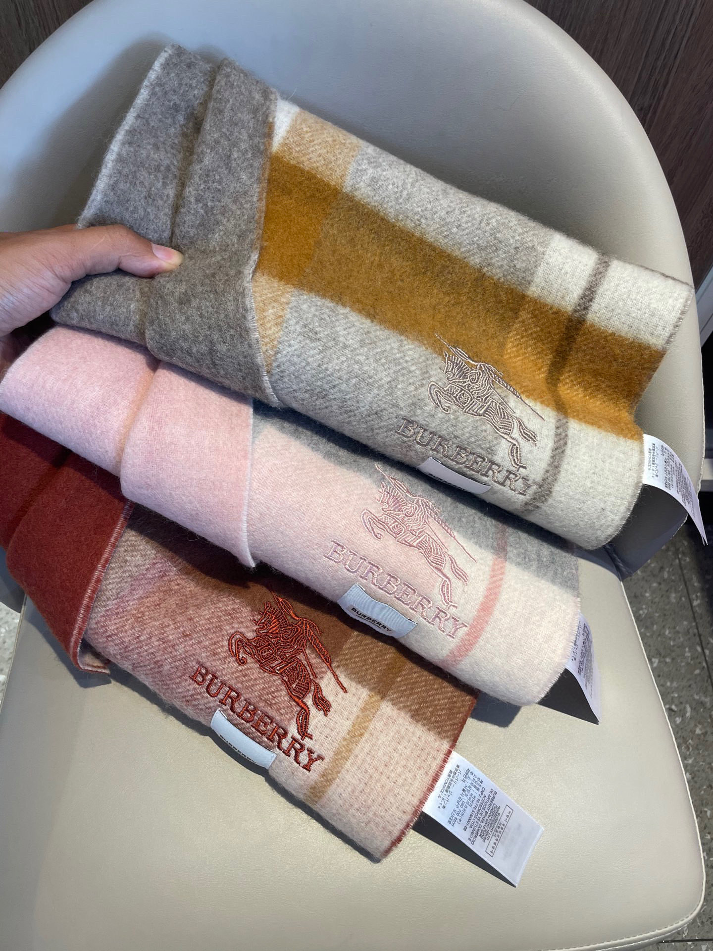 新款巴宝莉双面羊绒❗男女同款围巾且买且珍惜羊绒款😍~都是出口订单所以比较难遇❤东西讲究少而精😍好看的一定