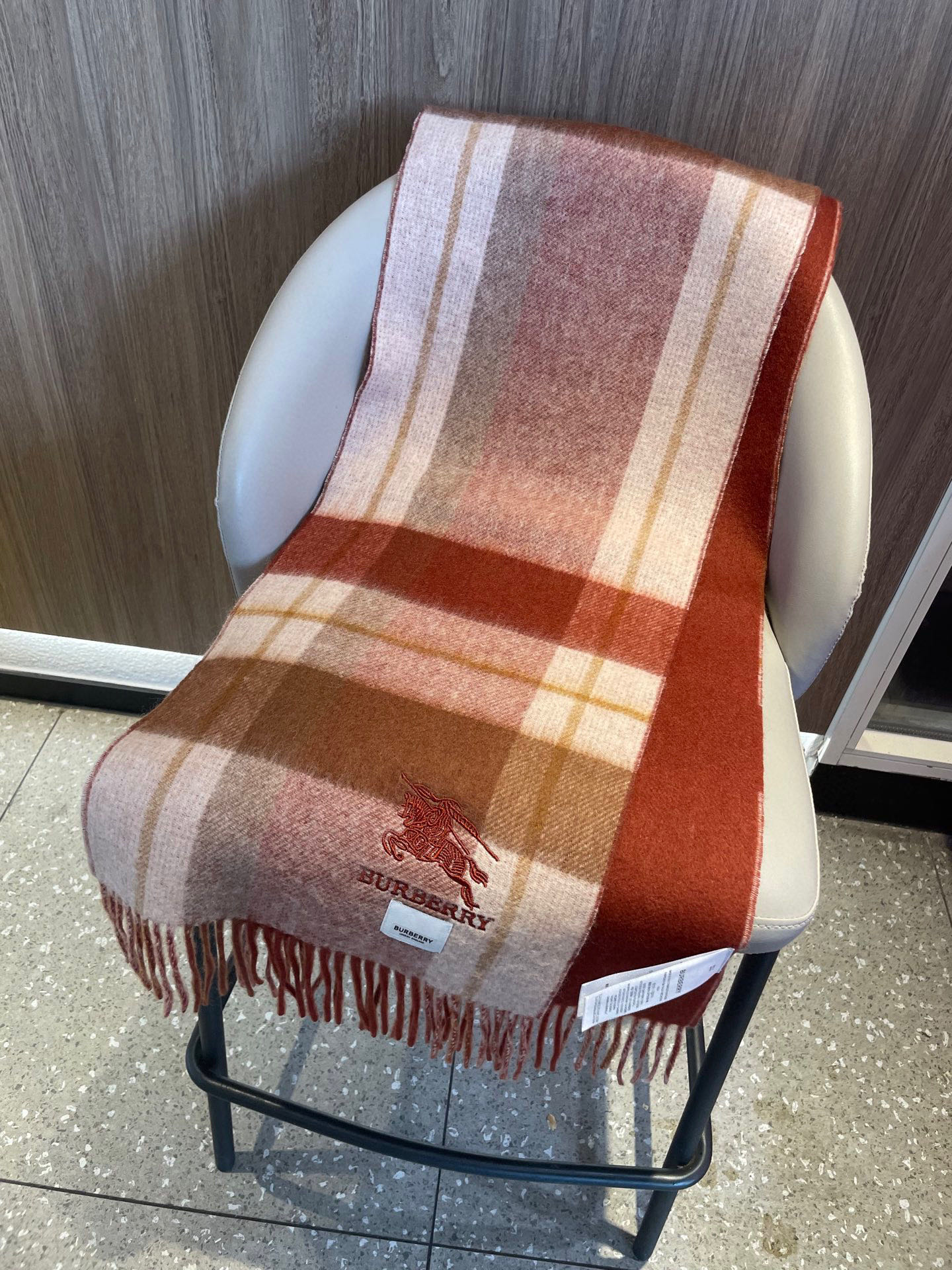 新款巴宝莉双面羊绒❗男女同款围巾且买且珍惜羊绒款😍~都是出口订单所以比较难遇❤东西讲究少而精😍好看的一定