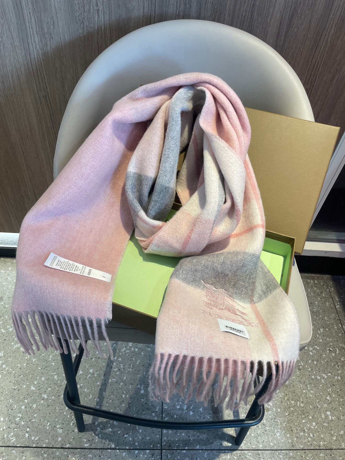 新款巴宝莉双面羊绒❗男女同款围巾且买且珍惜羊绒款😍~都是出口订单所以比较难遇❤东西讲究少而精😍好看的一定