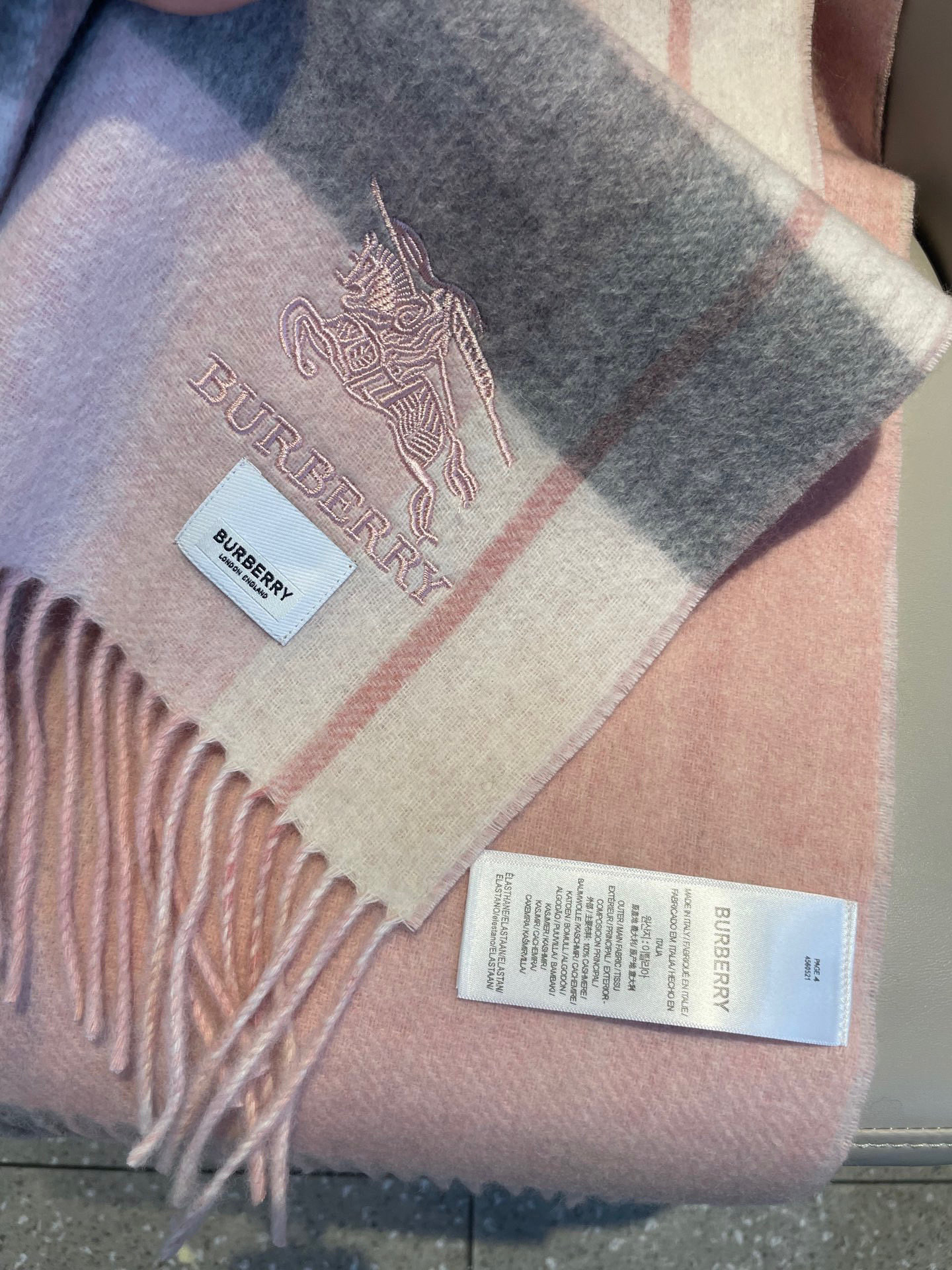 新款巴宝莉双面羊绒❗男女同款围巾且买且珍惜羊绒款😍~都是出口订单所以比较难遇❤东西讲究少而精😍好看的一定