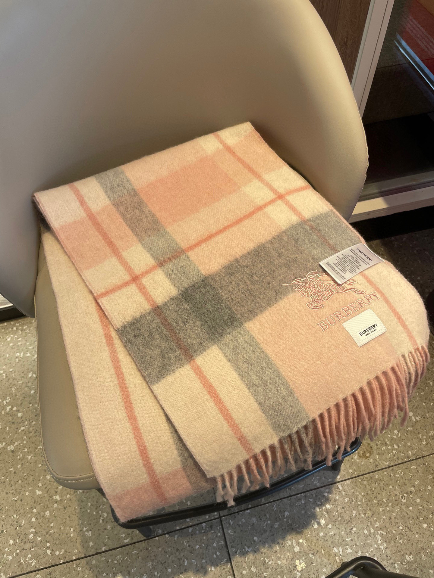 新款巴宝莉双面羊绒❗男女同款围巾且买且珍惜羊绒款😍~都是出口订单所以比较难遇❤东西讲究少而精😍好看的一定