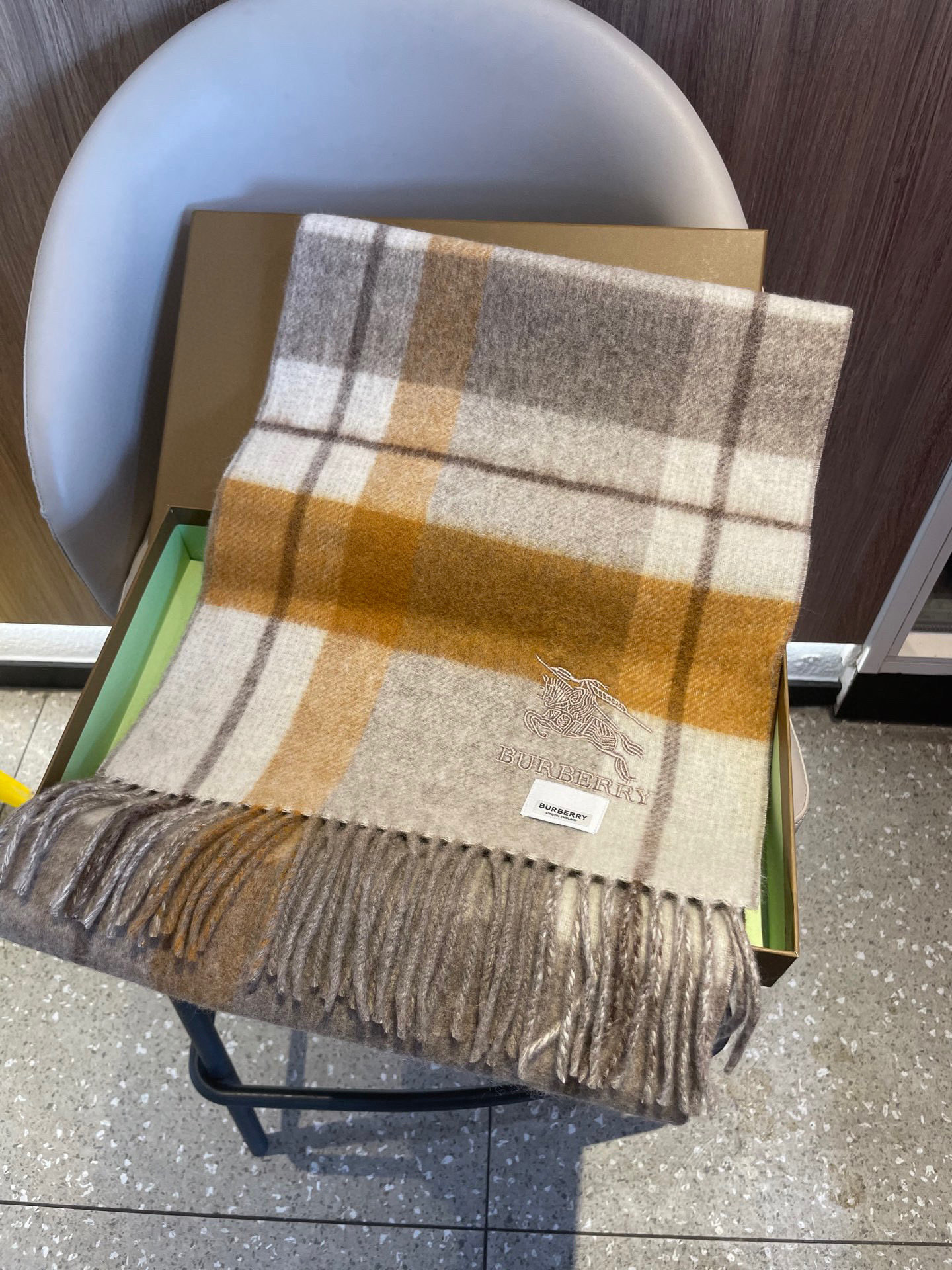 新款巴宝莉双面羊绒❗男女同款围巾且买且珍惜羊绒款😍~都是出口订单所以比较难遇❤东西讲究少而精😍好看的一定