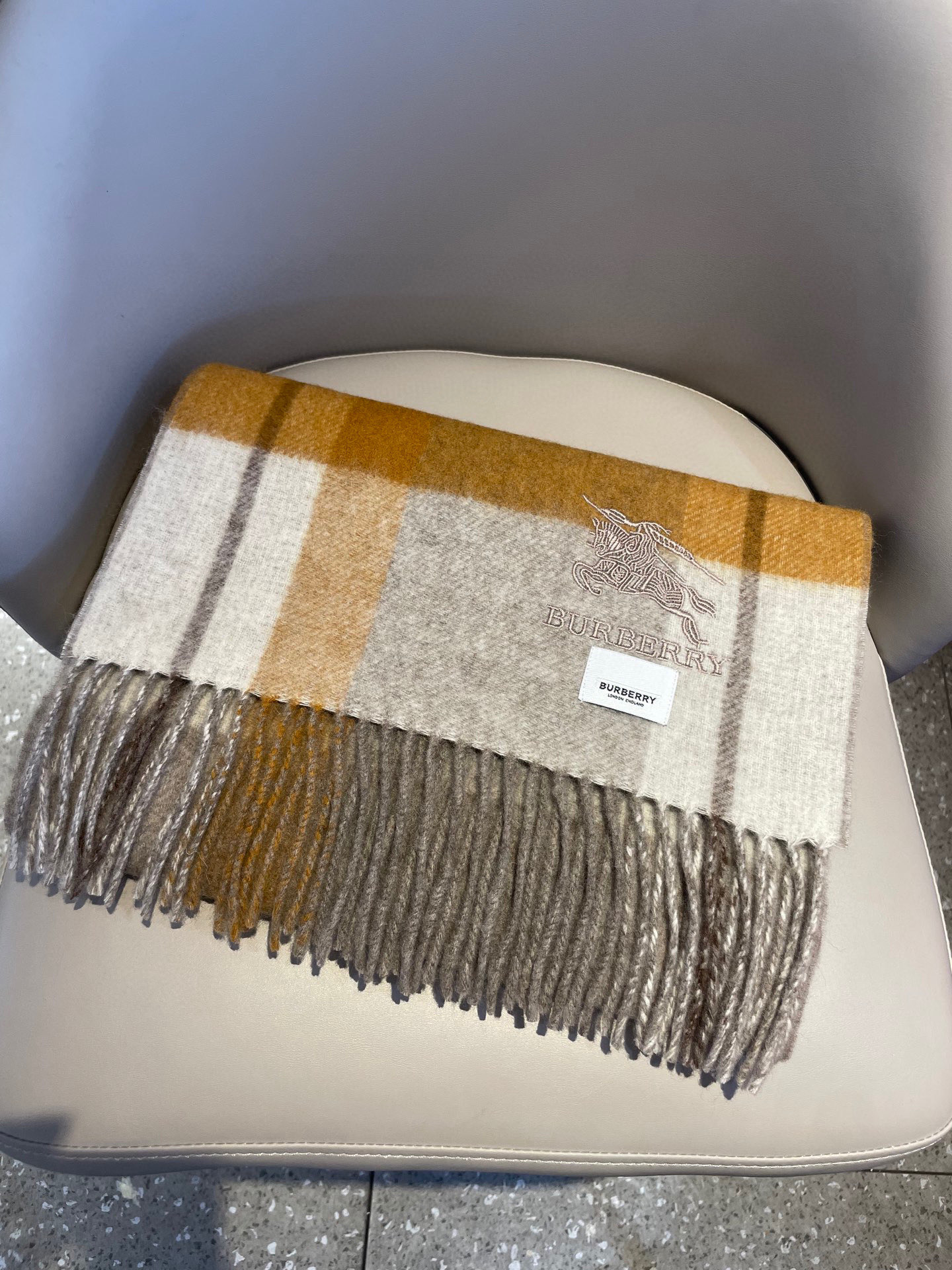 新款巴宝莉双面羊绒❗男女同款围巾且买且珍惜羊绒款😍~都是出口订单所以比较难遇❤东西讲究少而精😍好看的一定