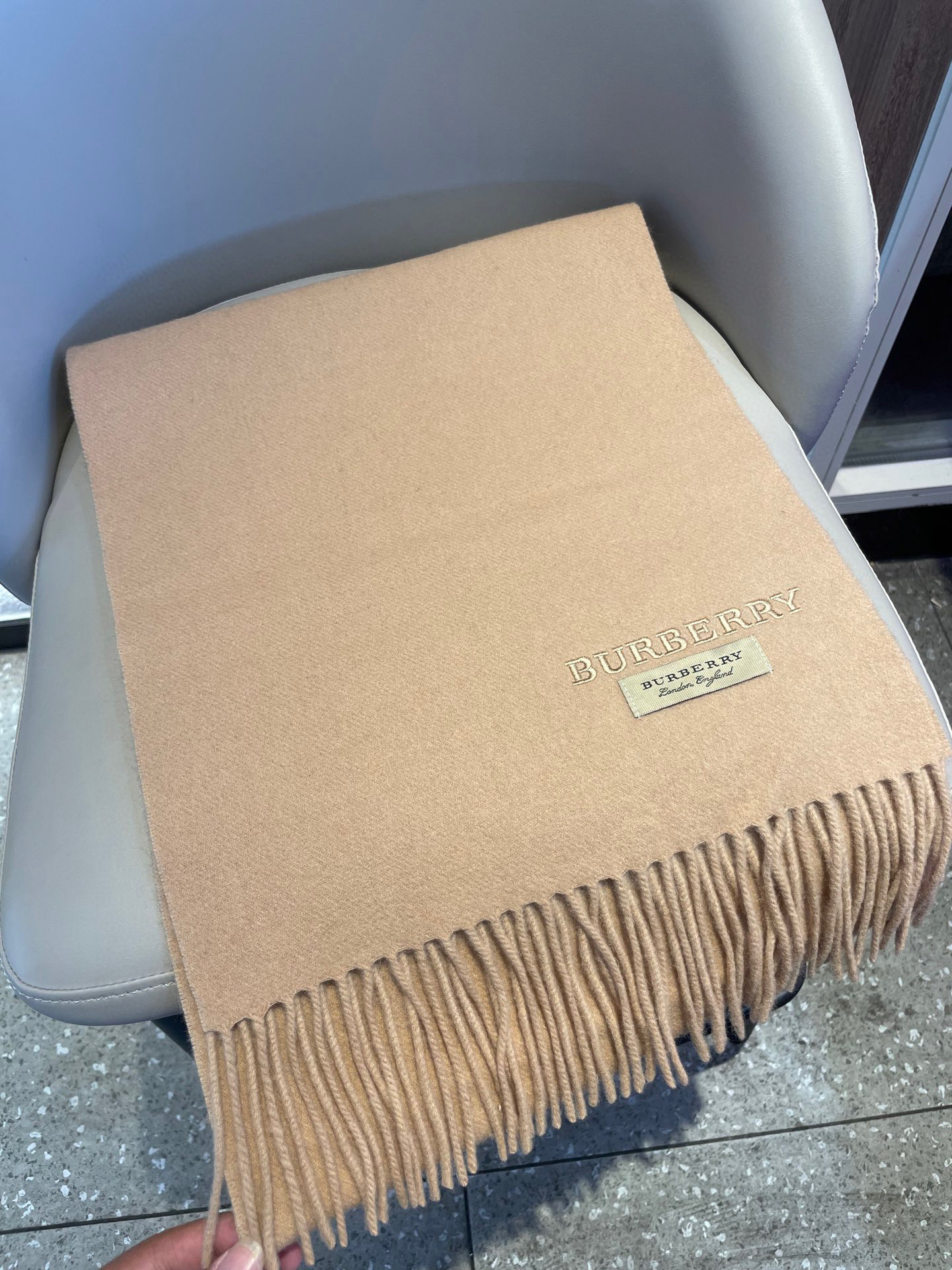 巴宝莉BURBERRY字母专柜款❗️ 顶级出口尾单刺绣👍货不多，下手一定要快，真心美的让人非常非常心动 