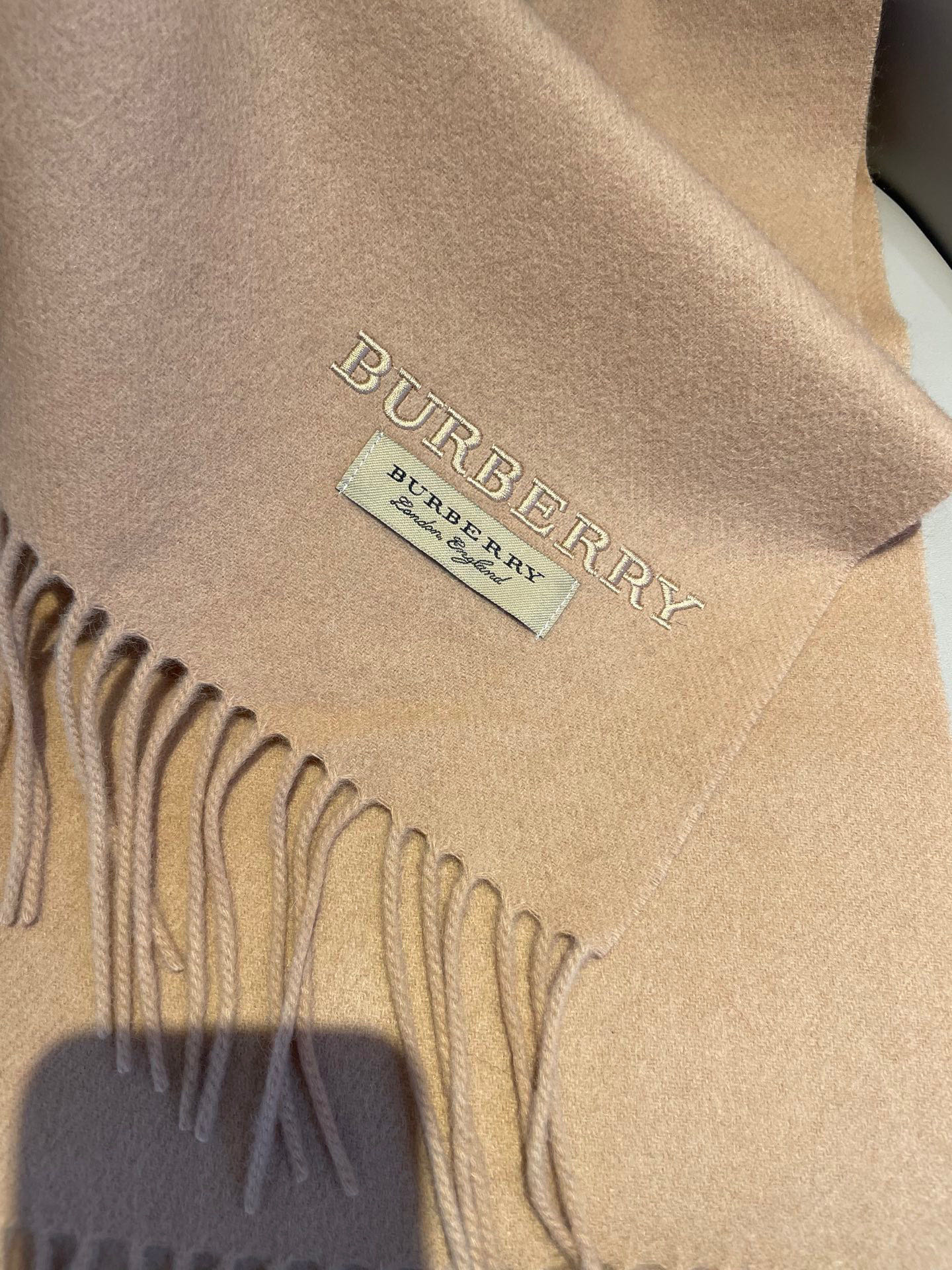 巴宝莉BURBERRY字母专柜款❗️ 顶级出口尾单刺绣👍货不多，下手一定要快，真心美的让人非常非常心动 