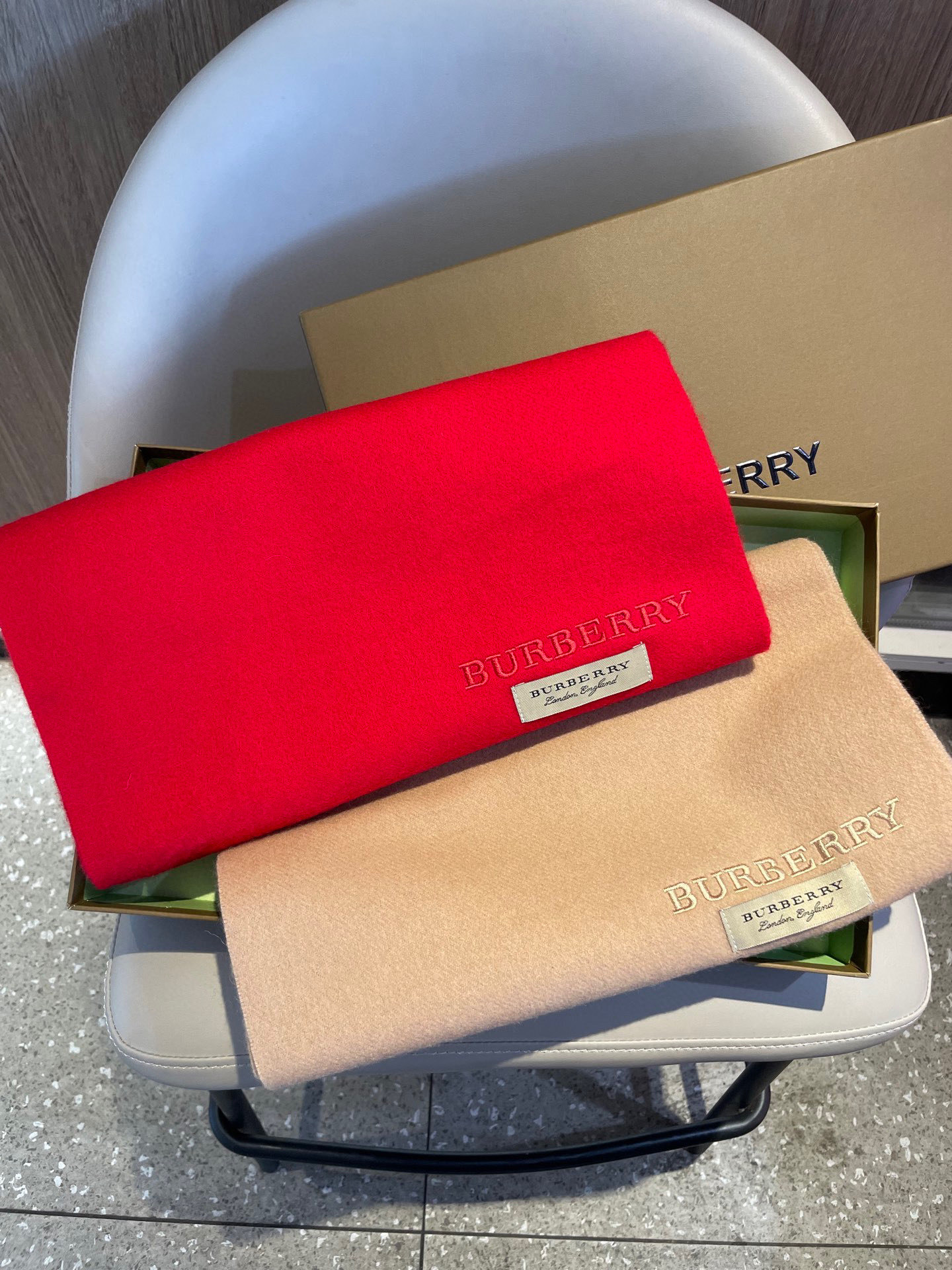 巴宝莉BURBERRY字母专柜款❗️ 顶级出口尾单刺绣👍货不多，下手一定要快，真心美的让人非常非常心动 