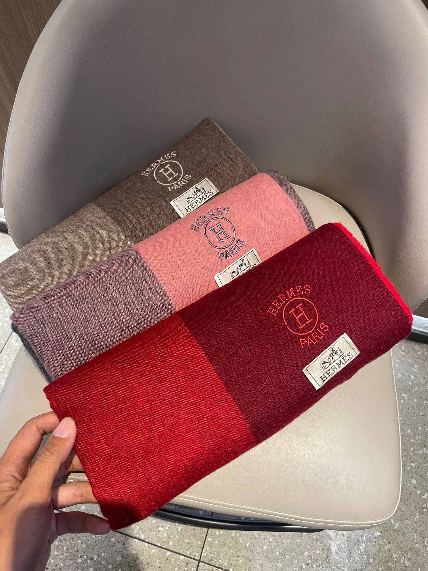 爱马仕男女同款披肩✨羊绒经典格纹👐围巾♨️高尖端产物⚠️，经典logo刺绣，时尚大牌的顶尖设计款💕拿到手