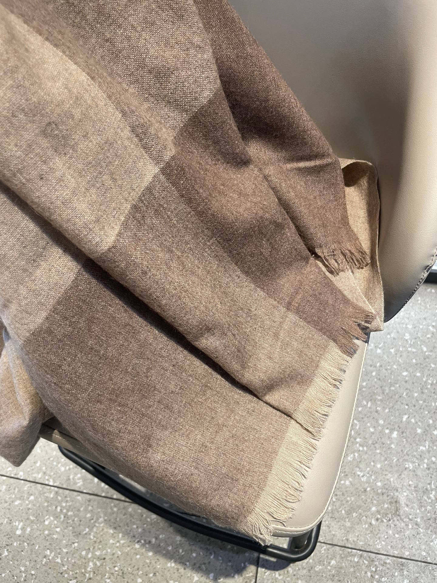 爱马仕男女同款披肩✨羊绒经典格纹👐围巾♨️高尖端产物⚠️，经典logo刺绣，时尚大牌的顶尖设计款💕拿到手