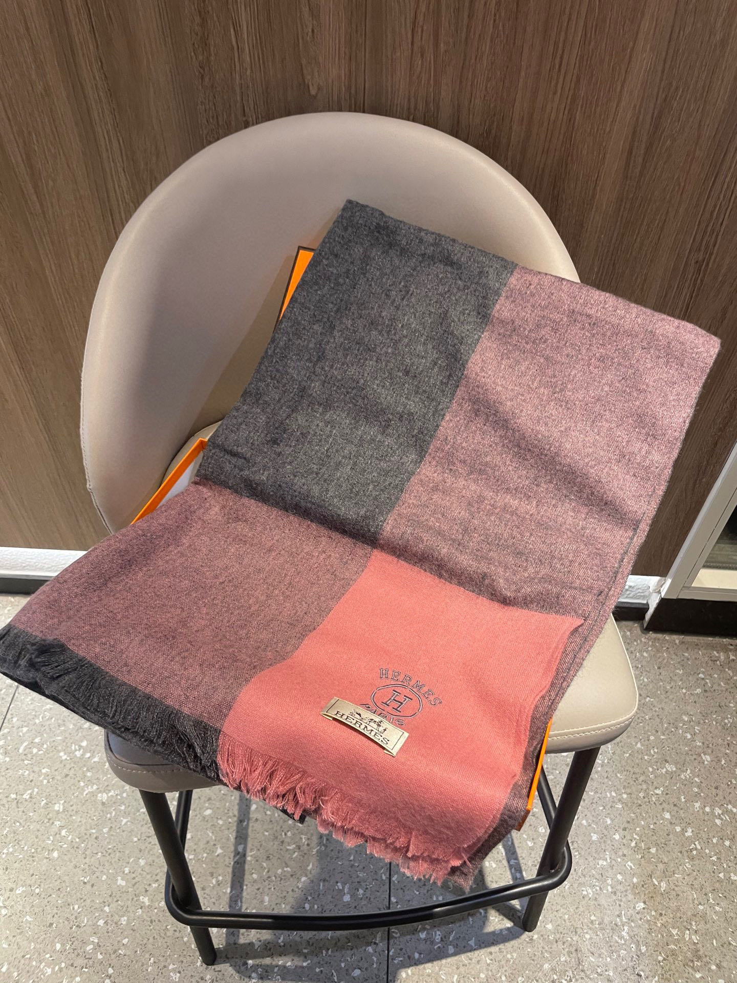 爱马仕男女同款披肩✨羊绒经典格纹👐围巾♨️高尖端产物⚠️，经典logo刺绣，时尚大牌的顶尖设计款💕拿到手