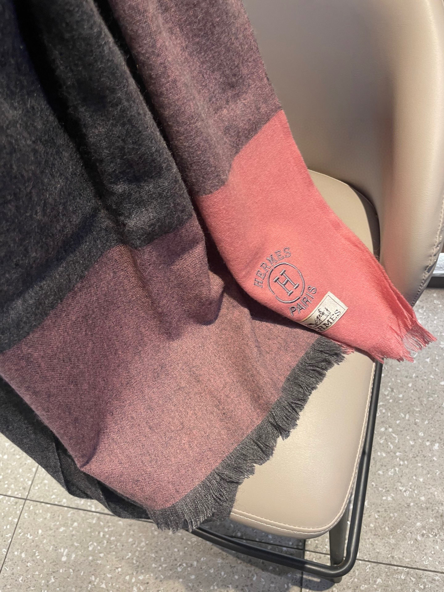 爱马仕男女同款披肩✨羊绒经典格纹👐围巾♨️高尖端产物⚠️，经典logo刺绣，时尚大牌的顶尖设计款💕拿到手