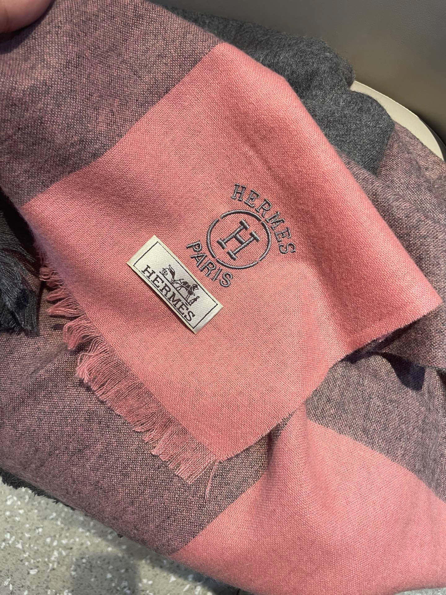 爱马仕男女同款披肩✨羊绒经典格纹👐围巾♨️高尖端产物⚠️，经典logo刺绣，时尚大牌的顶尖设计款💕拿到手