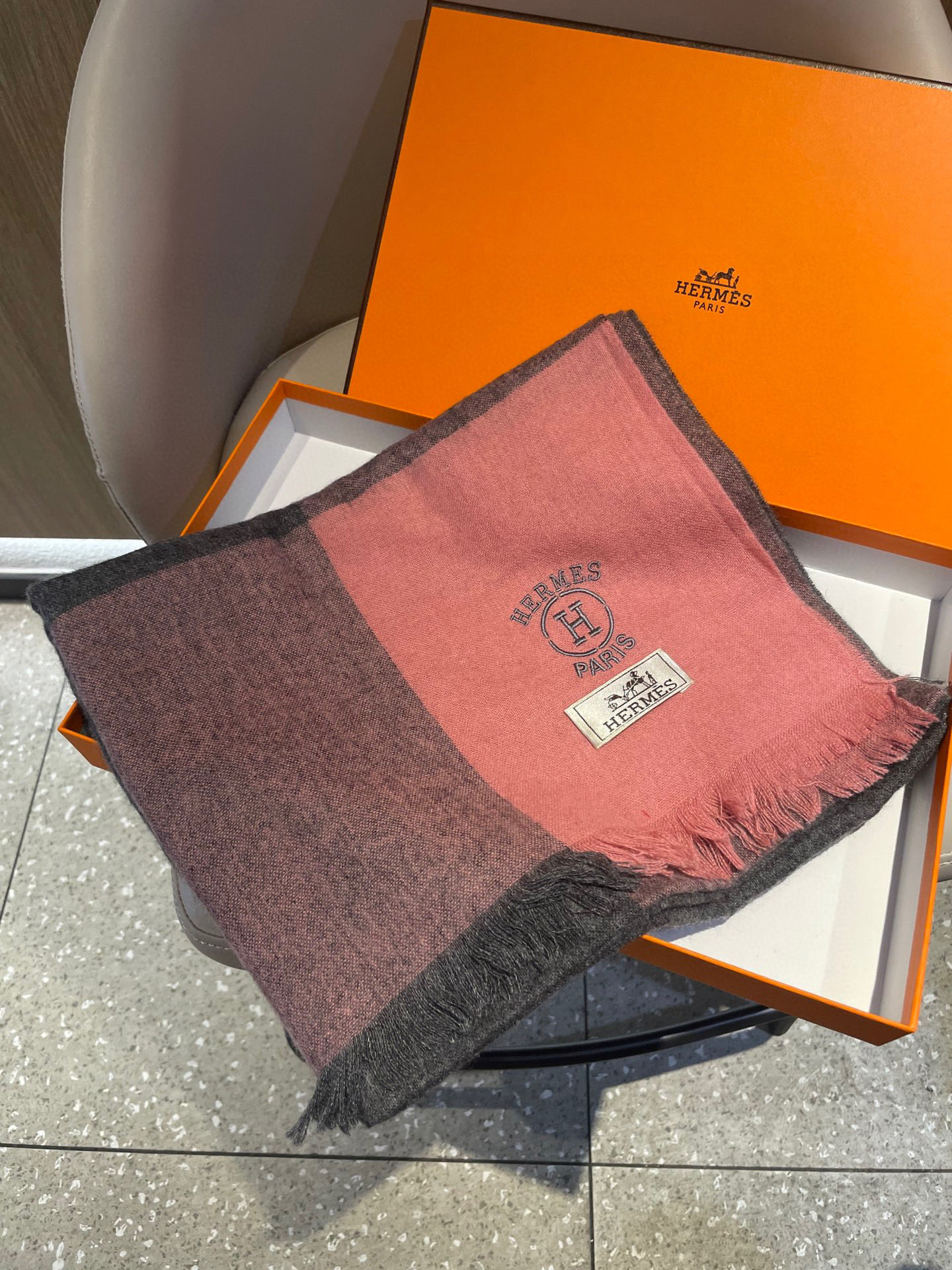 爱马仕男女同款披肩✨羊绒经典格纹👐围巾♨️高尖端产物⚠️，经典logo刺绣，时尚大牌的顶尖设计款💕拿到手