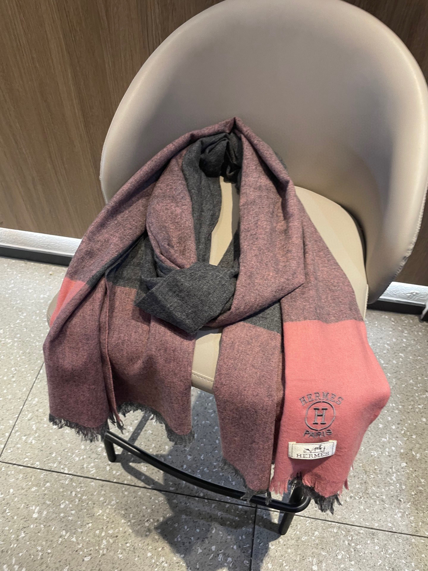 爱马仕男女同款披肩✨羊绒经典格纹👐围巾♨️高尖端产物⚠️，经典logo刺绣，时尚大牌的顶尖设计款💕拿到手