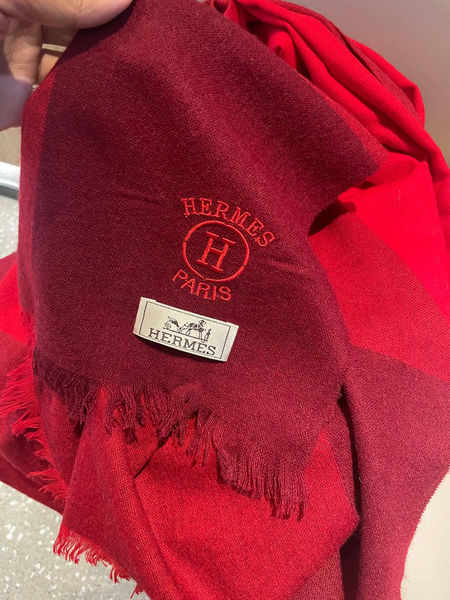 爱马仕男女同款披肩✨羊绒经典格纹👐围巾♨️高尖端产物⚠️，经典logo刺绣，时尚大牌的顶尖设计款💕拿到手