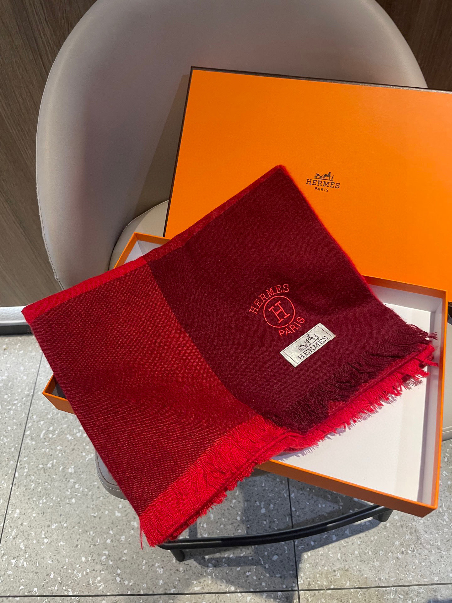 爱马仕男女同款披肩✨羊绒经典格纹👐围巾♨️高尖端产物⚠️，经典logo刺绣，时尚大牌的顶尖设计款💕拿到手