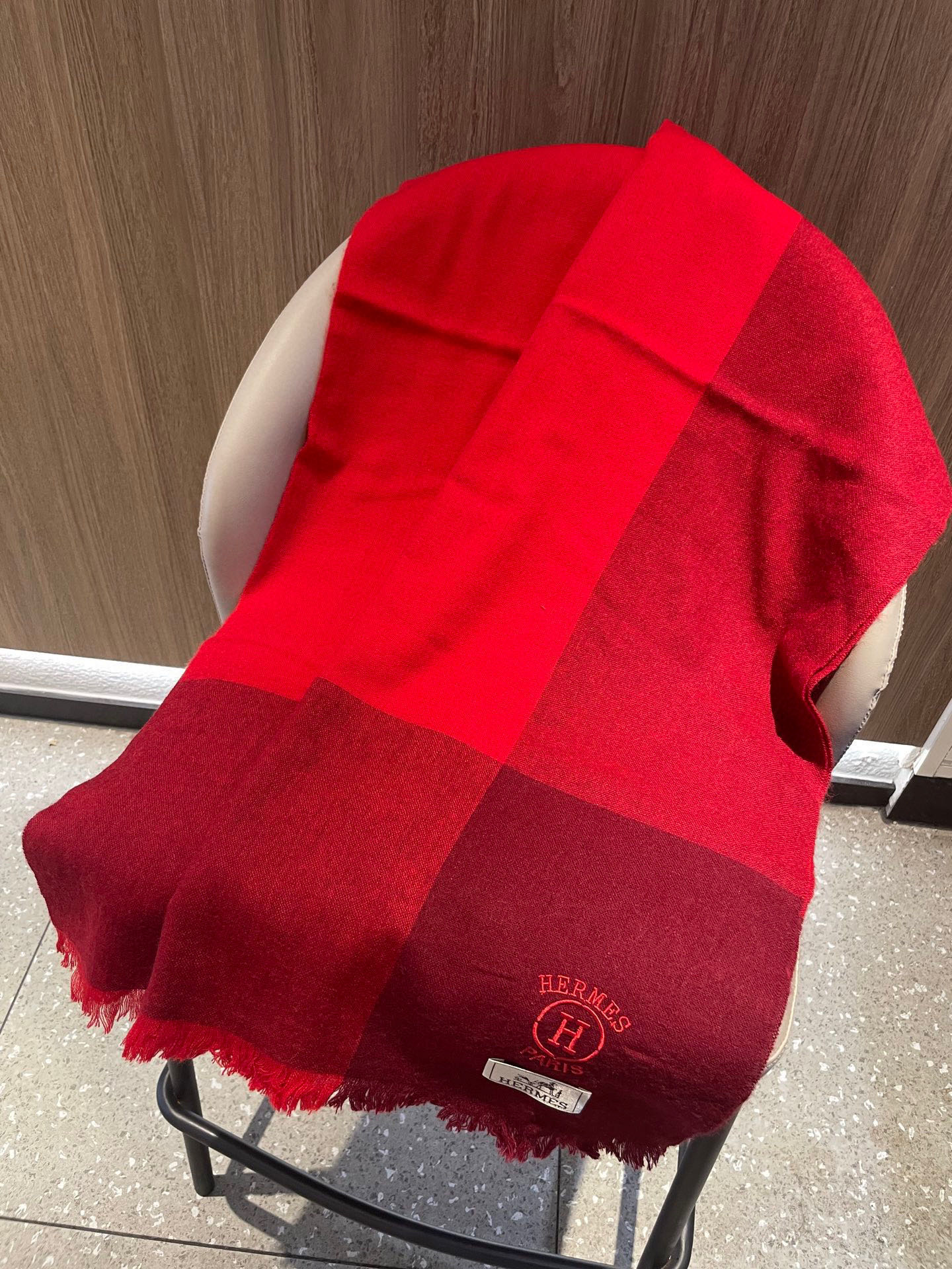 爱马仕男女同款披肩✨羊绒经典格纹👐围巾♨️高尖端产物⚠️，经典logo刺绣，时尚大牌的顶尖设计款💕拿到手