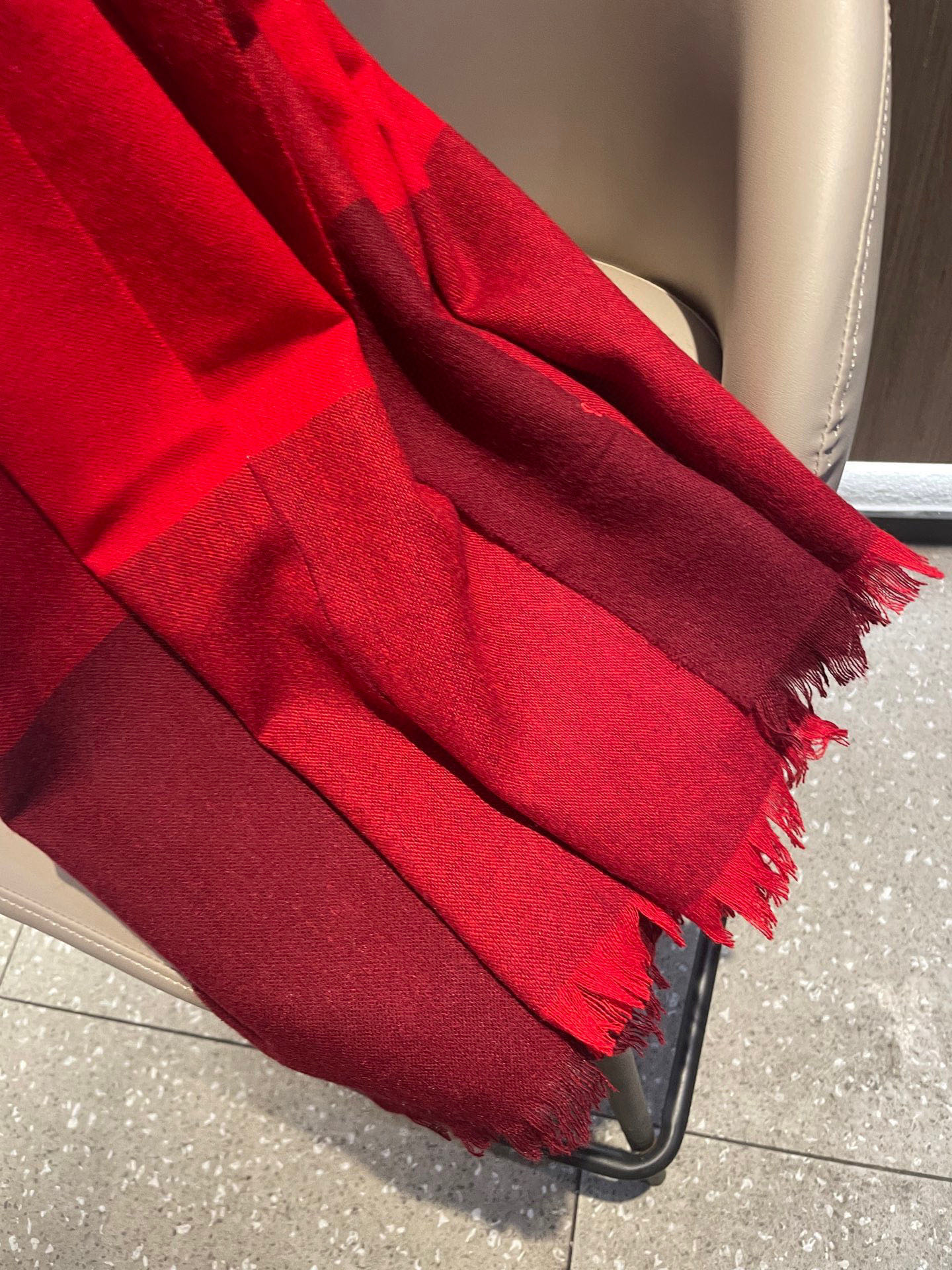 爱马仕男女同款披肩✨羊绒经典格纹👐围巾♨️高尖端产物⚠️，经典logo刺绣，时尚大牌的顶尖设计款💕拿到手