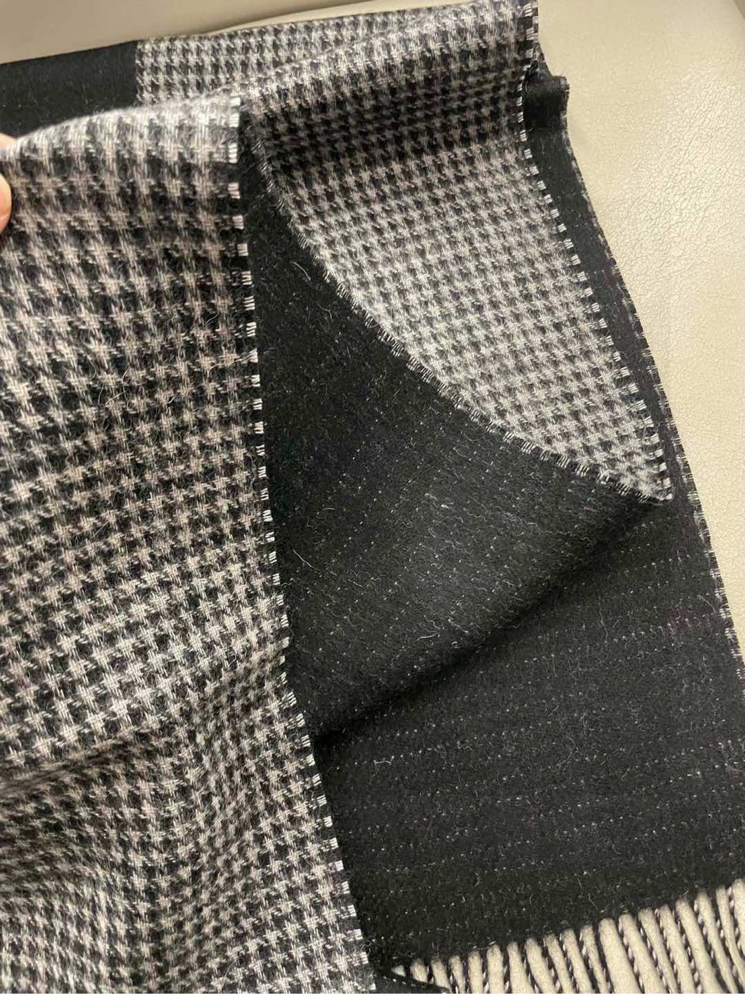 新款古奇Gucci专柜🐝双面羊绒围巾🧣💪🏻打造今年秋‮最冬‬美的💁 拼色的‮纹条‬设计💋搭配‮下时‬最流