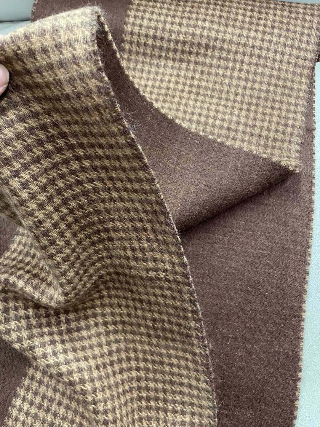 新款古奇Gucci专柜🐝双面羊绒围巾🧣💪🏻打造今年秋‮最冬‬美的💁 拼色的‮纹条‬设计💋搭配‮下时‬最流