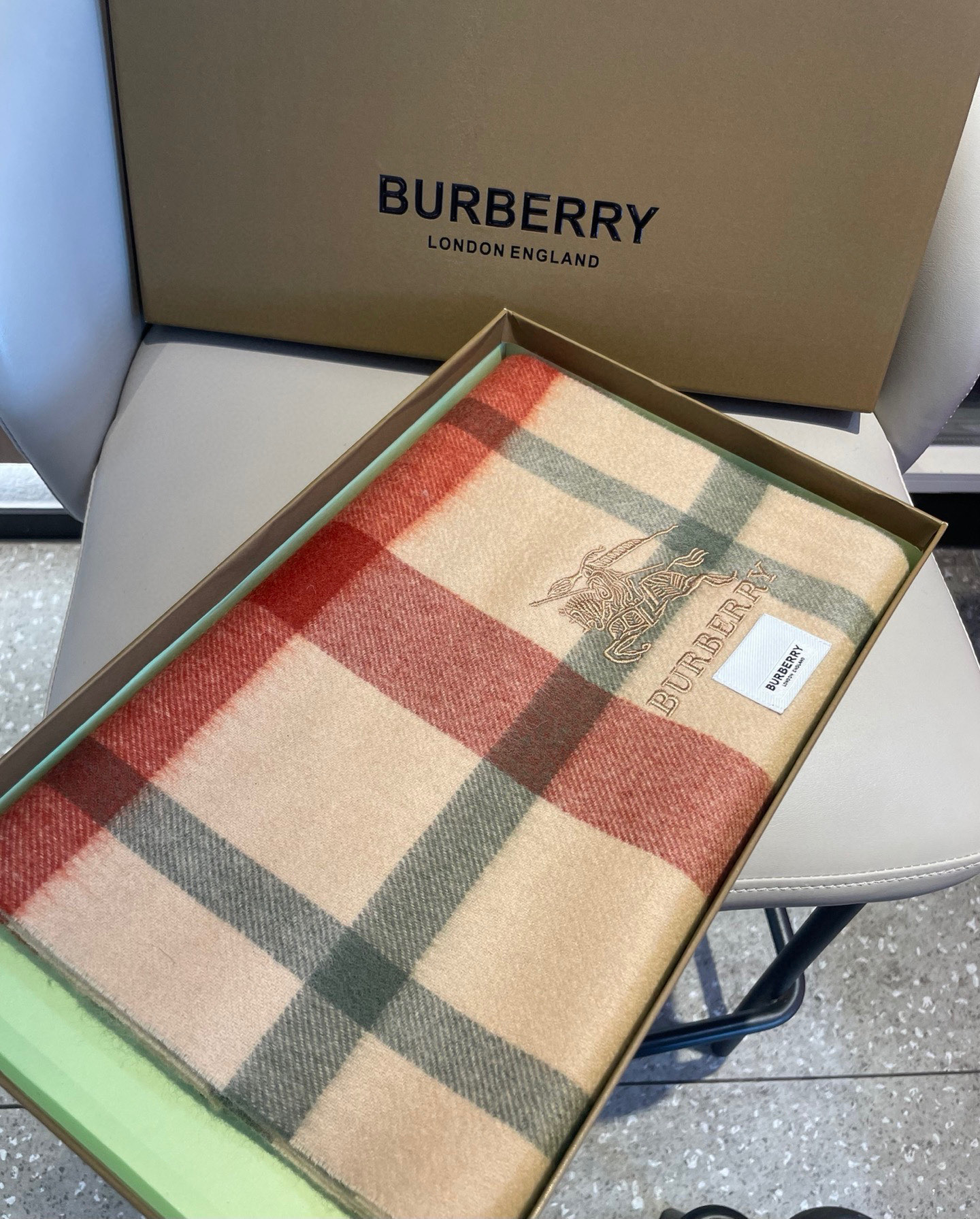 新款🐂牛货，巴宝莉男士女士（格纹战马刺绣）围巾，款式魅力，是经典大方‼面料采用的是客供的羔绒，细腻柔软度