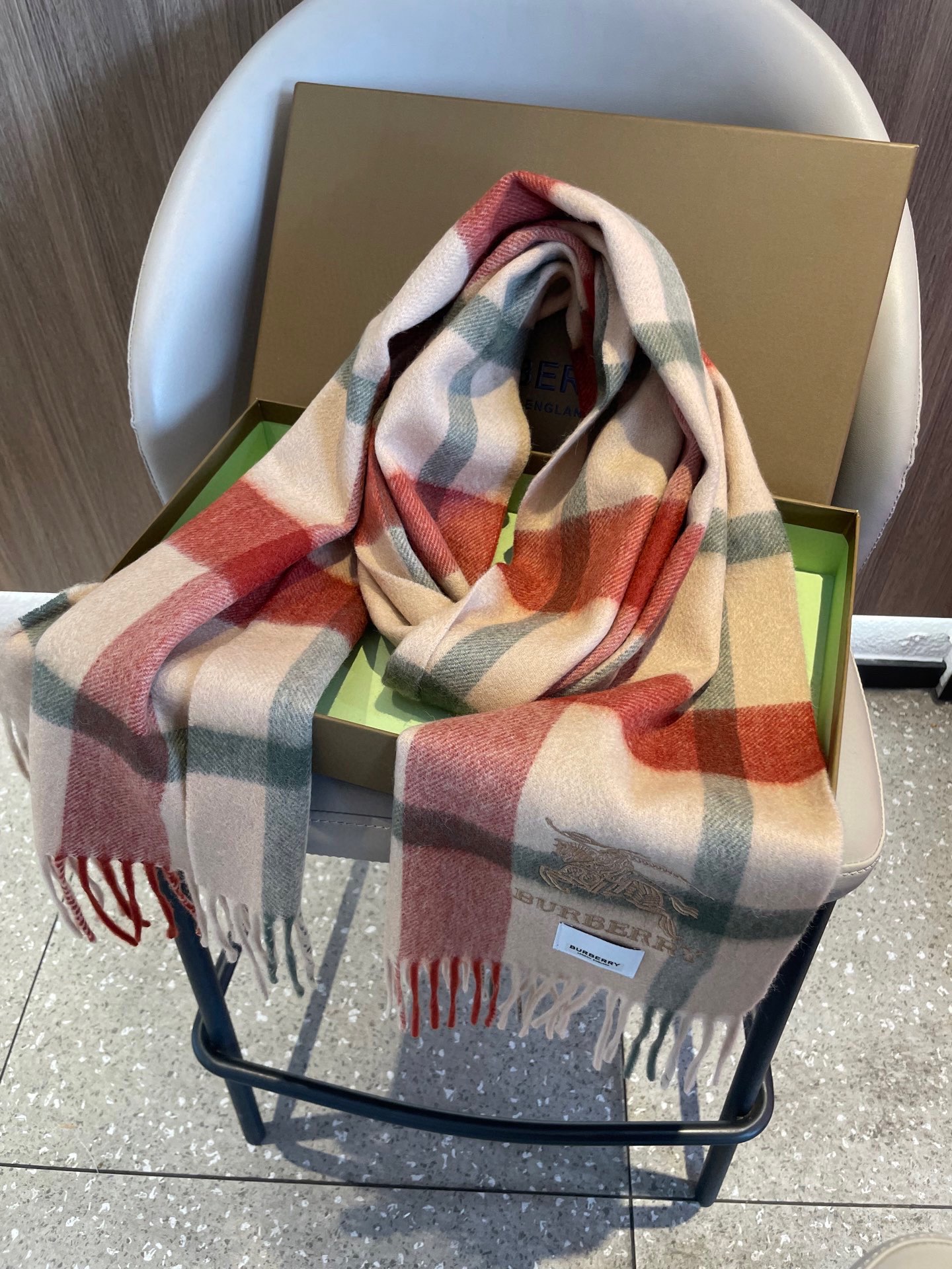 新款🐂牛货，巴宝莉男士女士（格纹战马刺绣）围巾，款式魅力，是经典大方‼面料采用的是客供的羔绒，细腻柔软度