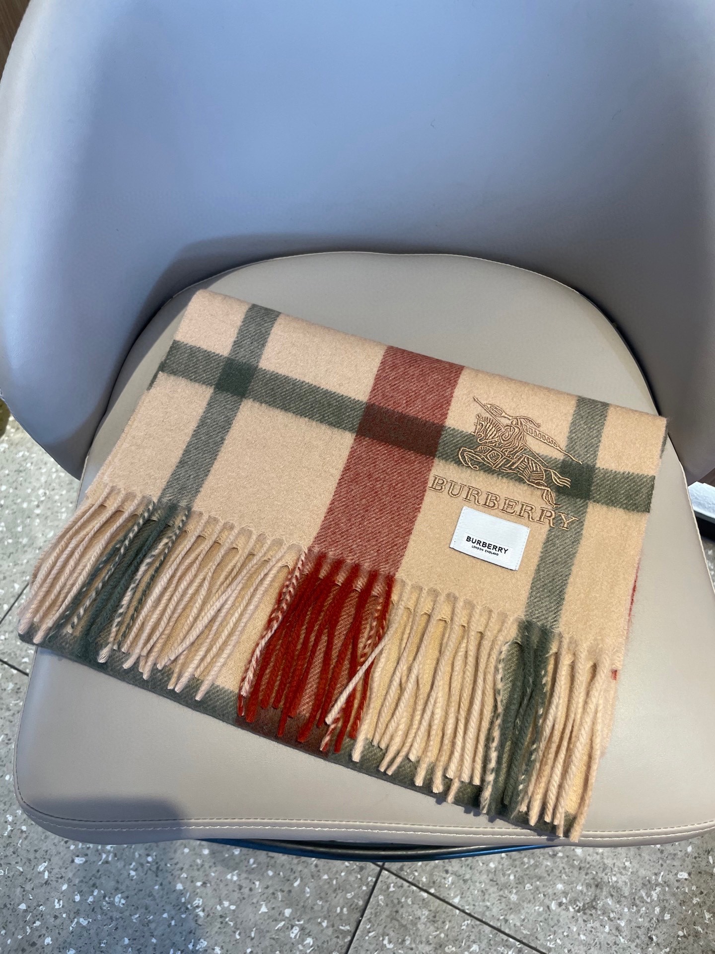 新款🐂牛货，巴宝莉男士女士（格纹战马刺绣）围巾，款式魅力，是经典大方‼面料采用的是客供的羔绒，细腻柔软度