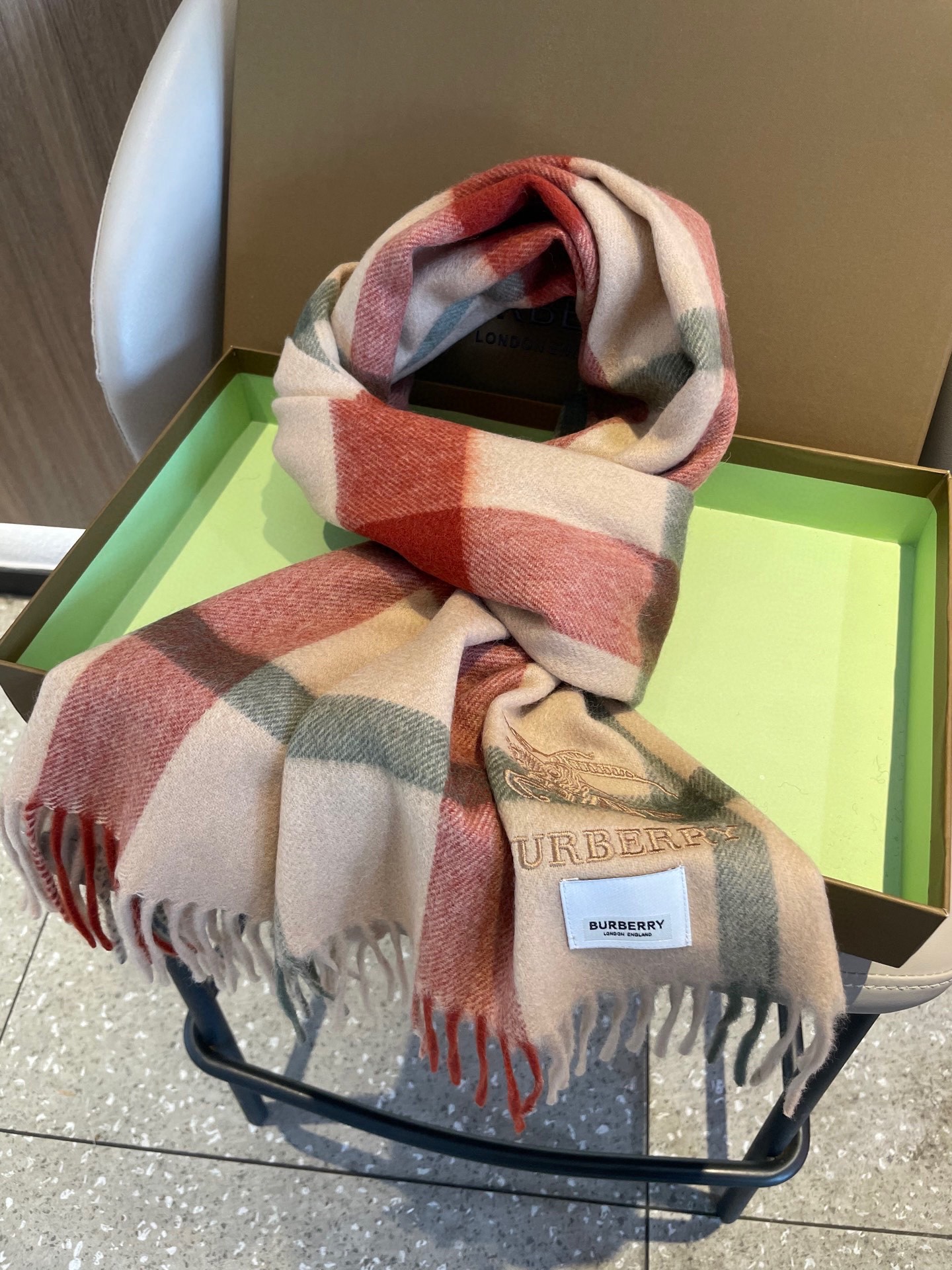 新款🐂牛货，巴宝莉男士女士（格纹战马刺绣）围巾，款式魅力，是经典大方‼面料采用的是客供的羔绒，细腻柔软度