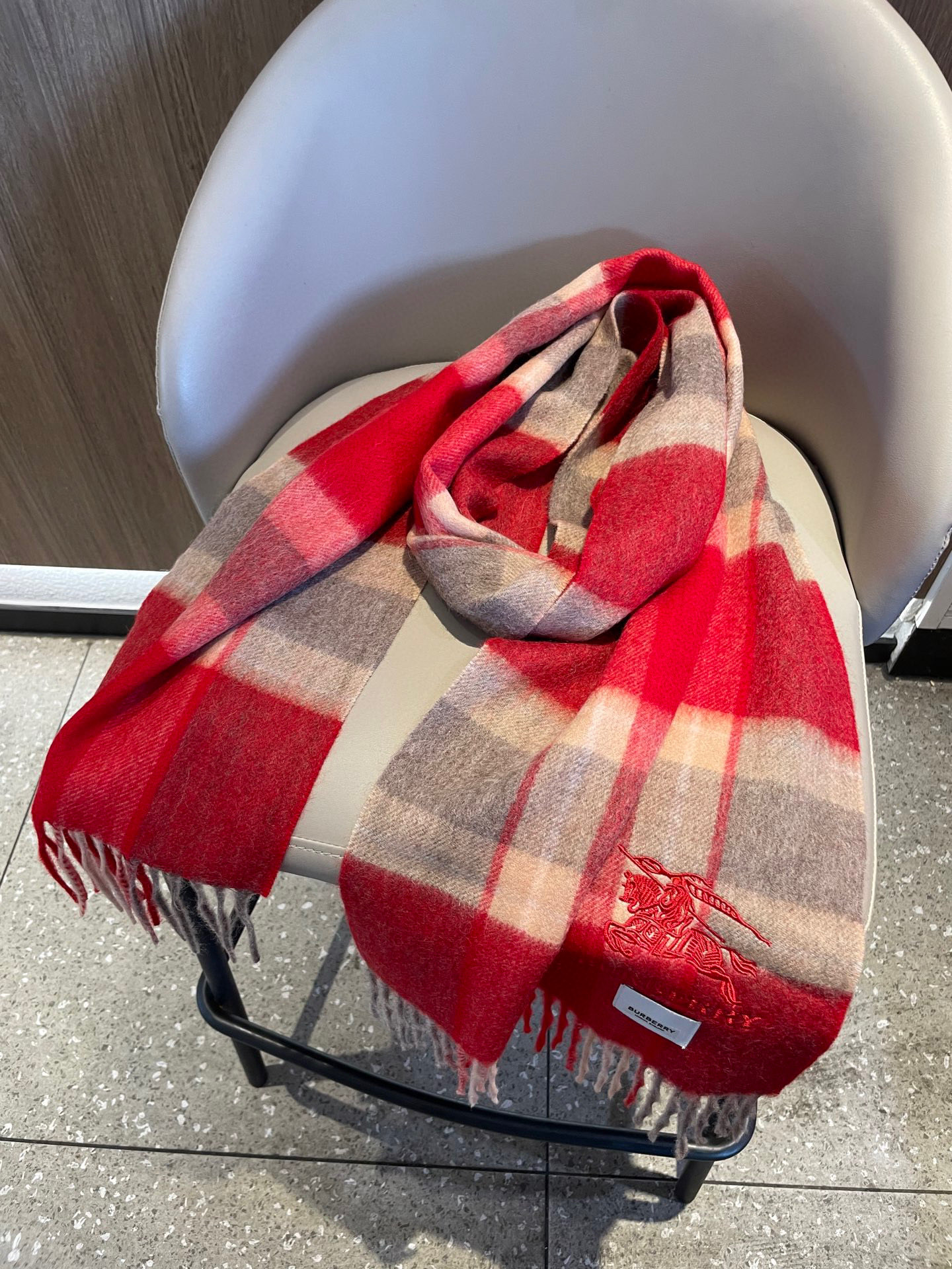 新款🐂牛货，巴宝莉男士女士（格纹战马刺绣）围巾，款式魅力，是经典大方‼面料采用的是客供的羔绒，细腻柔软度