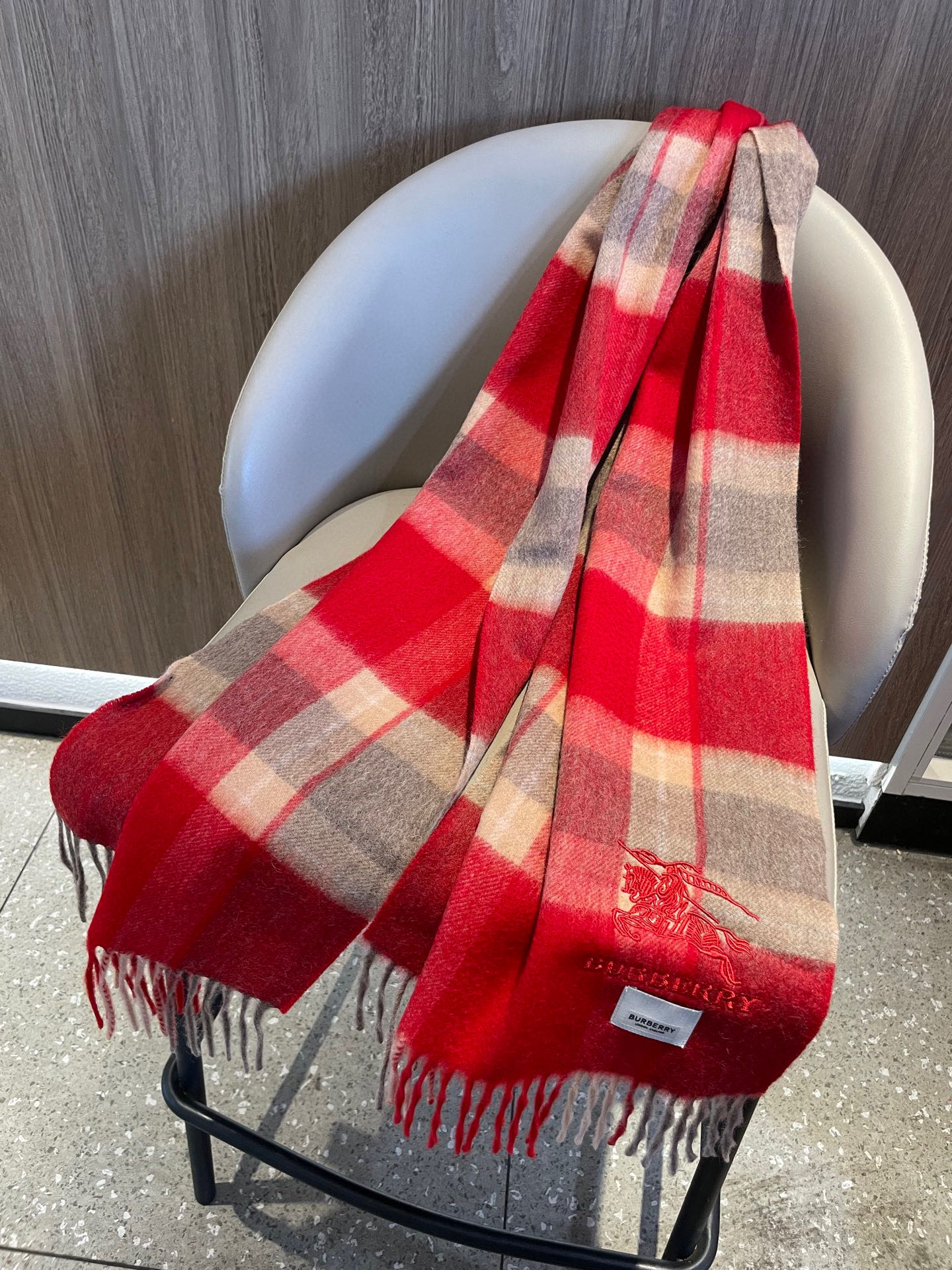 新款🐂牛货，巴宝莉男士女士（格纹战马刺绣）围巾，款式魅力，是经典大方‼面料采用的是客供的羔绒，细腻柔软度