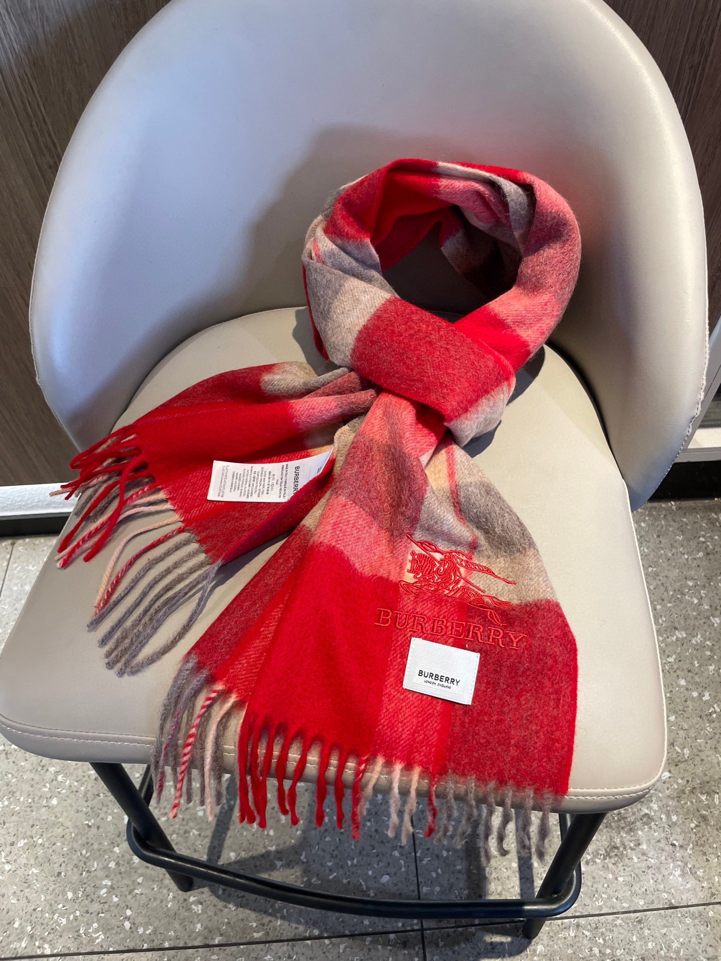 新款🐂牛货，巴宝莉男士女士（格纹战马刺绣）围巾，款式魅力，是经典大方‼面料采用的是客供的羔绒，细腻柔软度