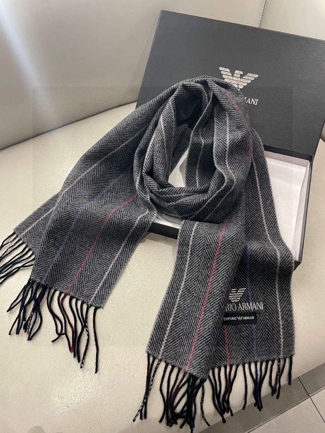 。阿玛尼海外专柜条纹拼色最新男士羊羔毛围巾～惊爆上架🎉国内专柜都没上架，从款式到面料都很赞🎻，经典的条纹
