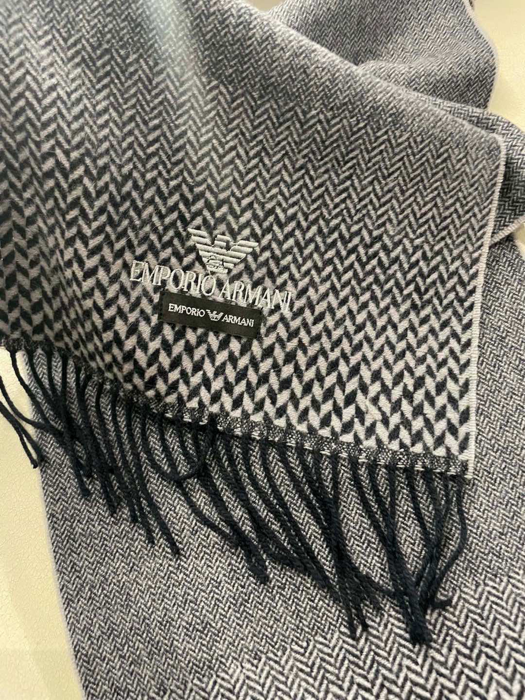 。阿玛尼海外专柜条纹拼色最新男士羊羔毛围巾～惊爆上架🎉国内专柜都没上架，从款式到面料都很赞🎻，经典的条纹