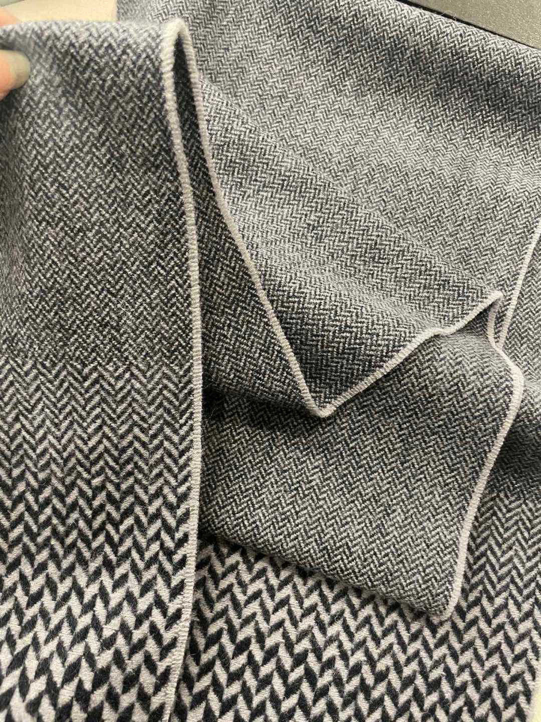 。阿玛尼海外专柜条纹拼色最新男士羊羔毛围巾～惊爆上架🎉国内专柜都没上架，从款式到面料都很赞🎻，经典的条纹