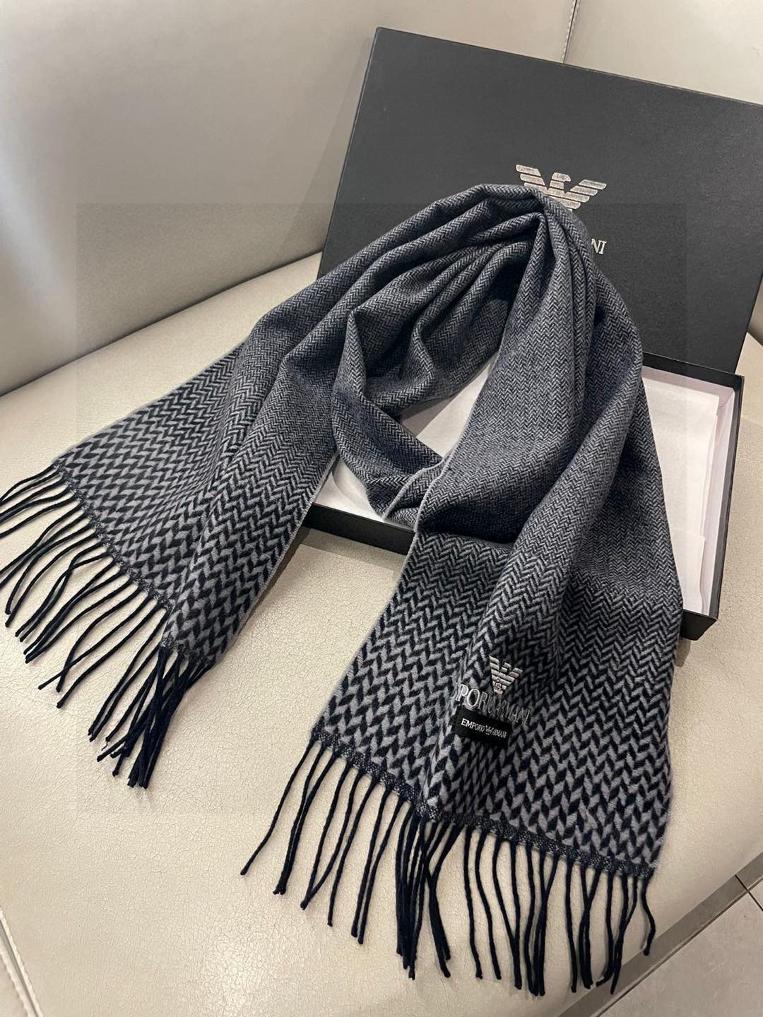 。阿玛尼海外专柜条纹拼色最新男士羊羔毛围巾～惊爆上架🎉国内专柜都没上架，从款式到面料都很赞🎻，经典的条纹