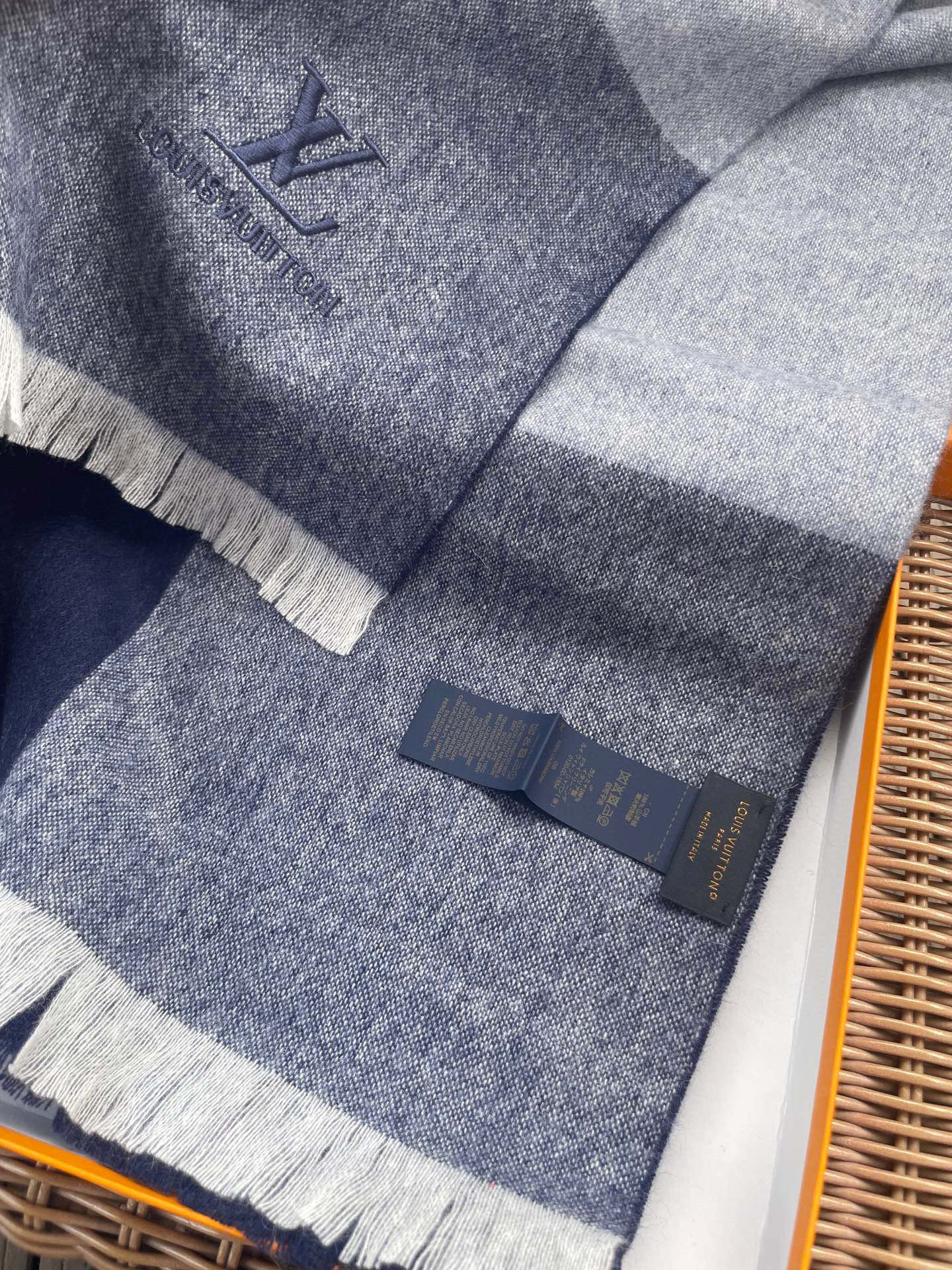 路易威登LV男女同款披肩✨羊绒经典格纹👐围巾♨️高尖端产物⚠️，经典logo刺绣，时尚大牌的顶尖设计款💕