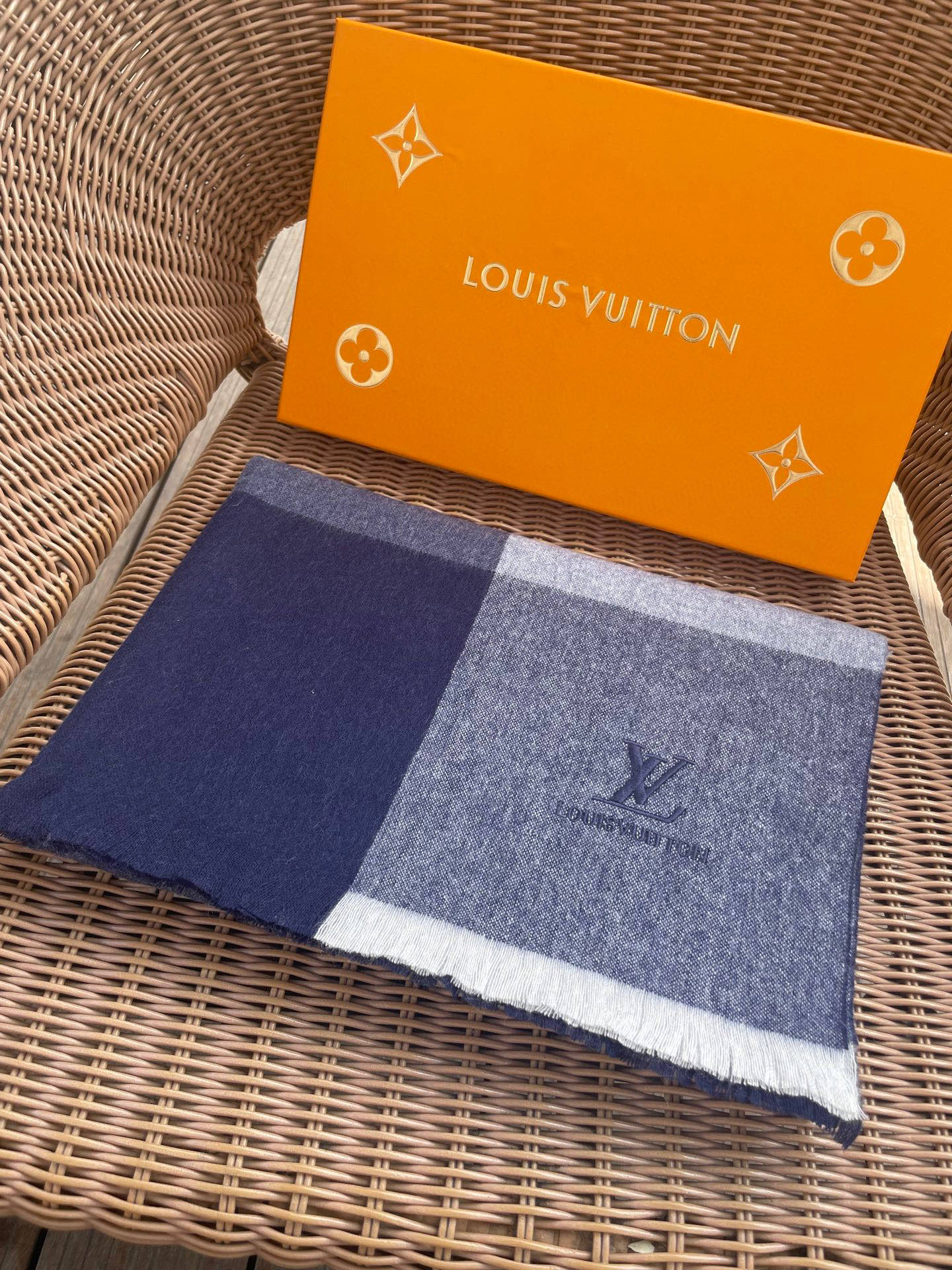 路易威登LV男女同款披肩✨羊绒经典格纹👐围巾♨️高尖端产物⚠️，经典logo刺绣，时尚大牌的顶尖设计款💕