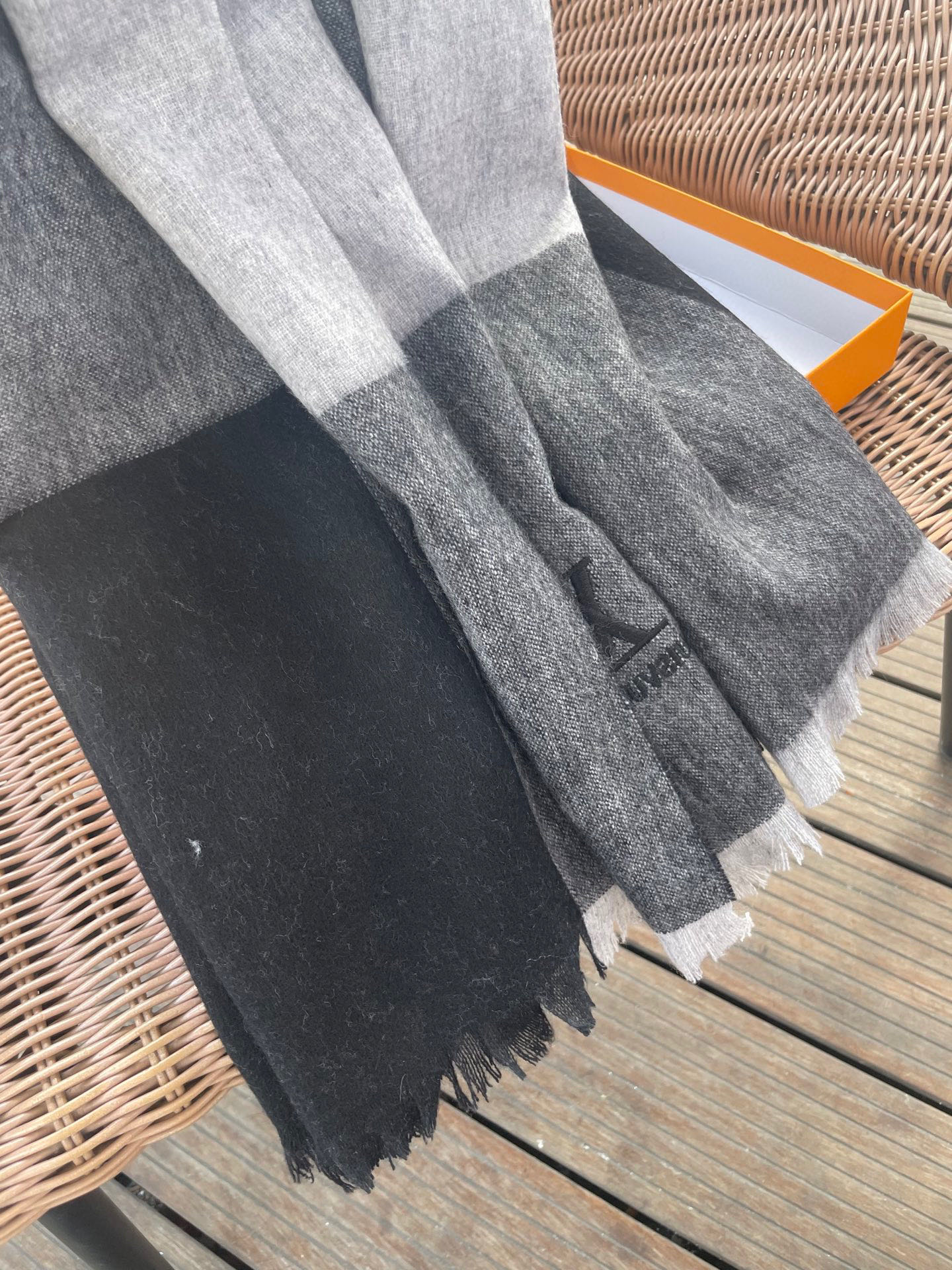 路易威登LV男女同款披肩✨羊绒经典格纹👐围巾♨️高尖端产物⚠️，经典logo刺绣，时尚大牌的顶尖设计款💕